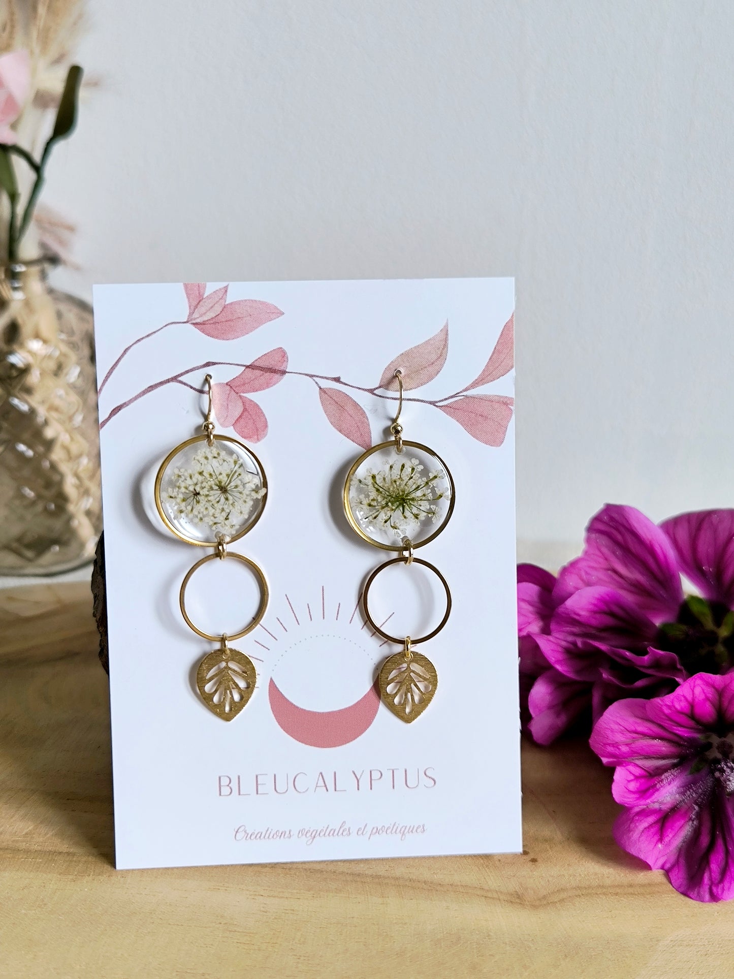 Boucles d'oreilles rondes : Bulle fleurie blanche