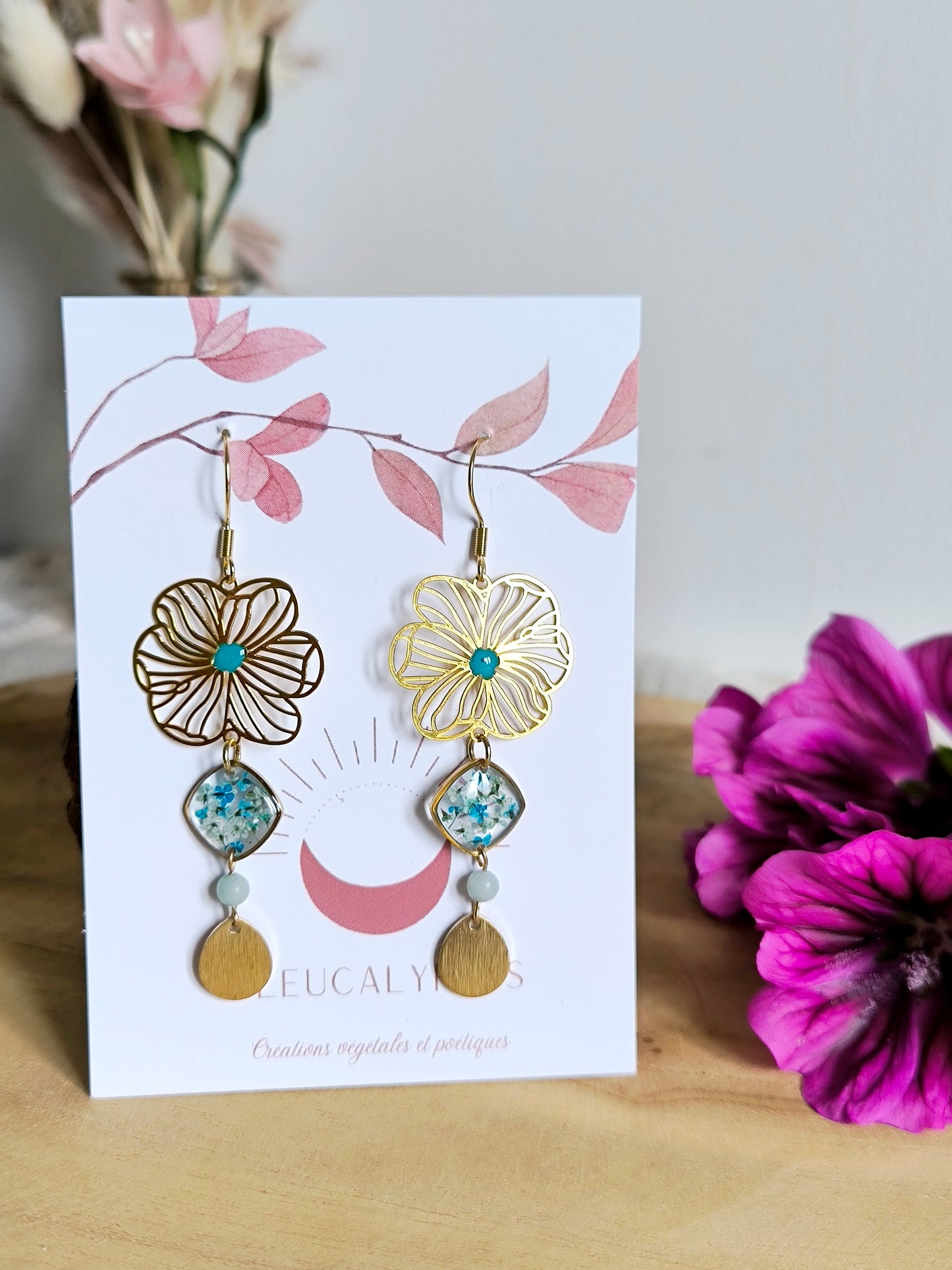 Boucles d'oreilles fleuries résine et émail : L'orchidée bleue