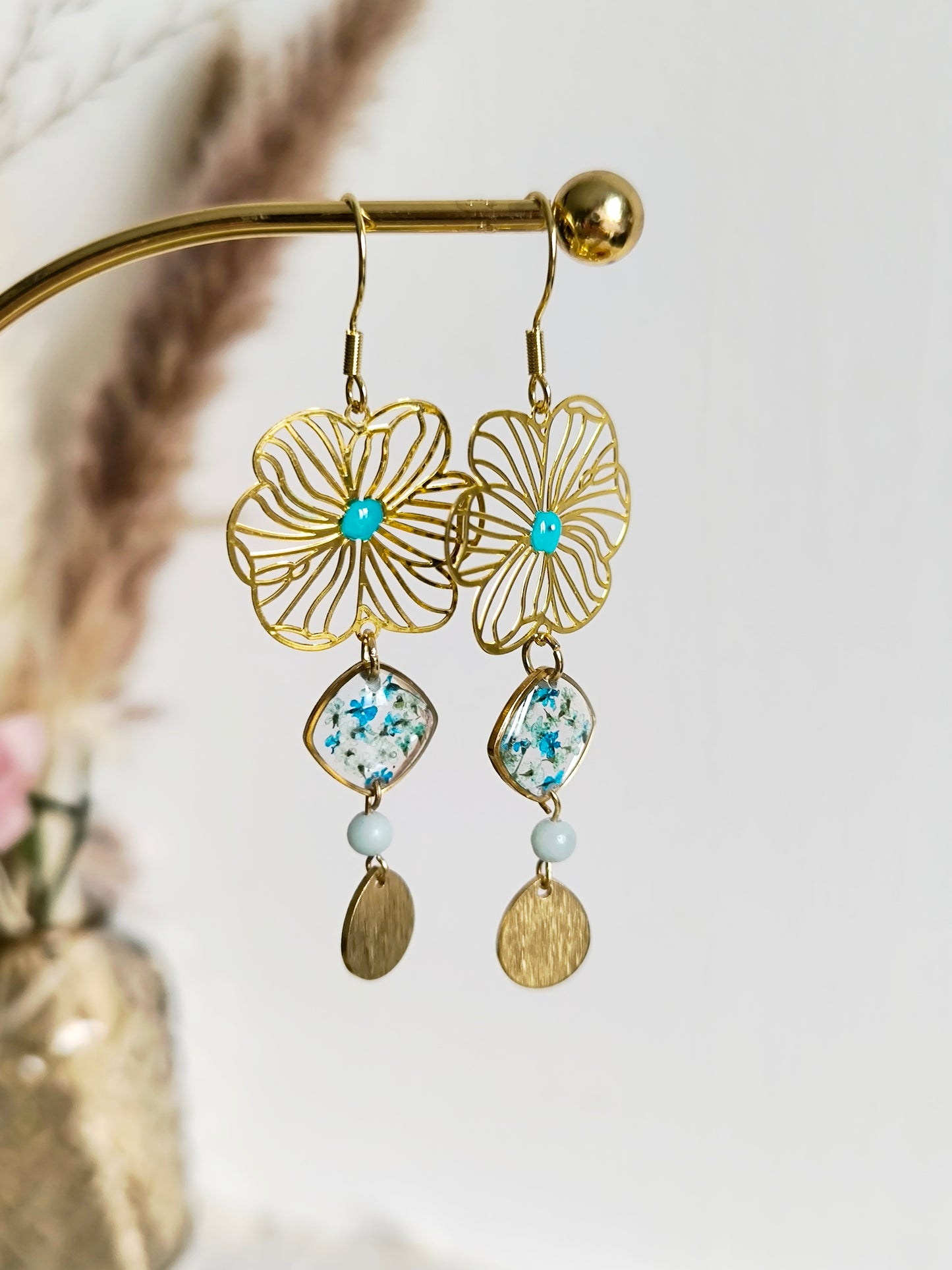 Boucles d'oreilles fleuries résine et émail : L'orchidée bleue