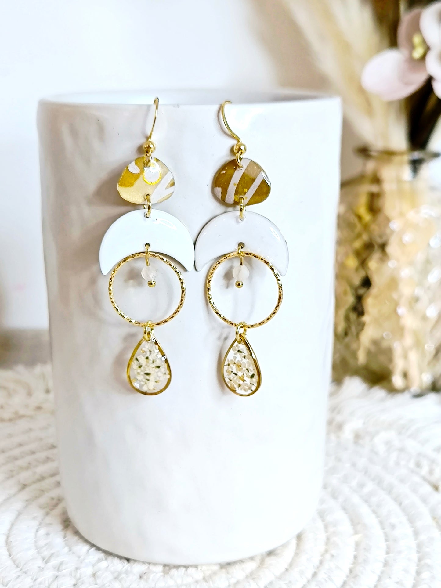 Boucles d'oreilles fleuries résine et émail : Croissant de lune : Or