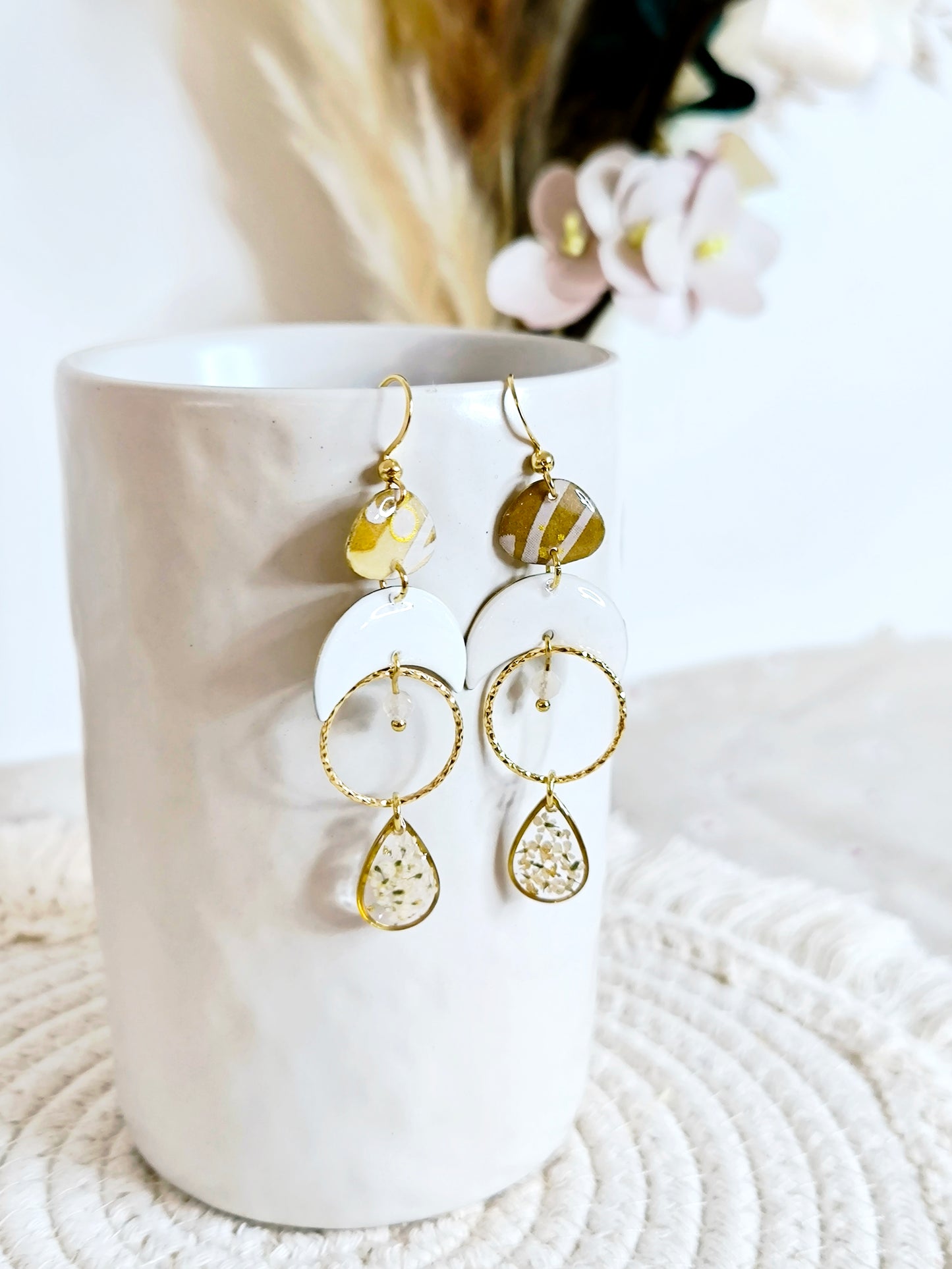 Boucles d'oreilles fleuries résine et émail : Croissant de lune : Or