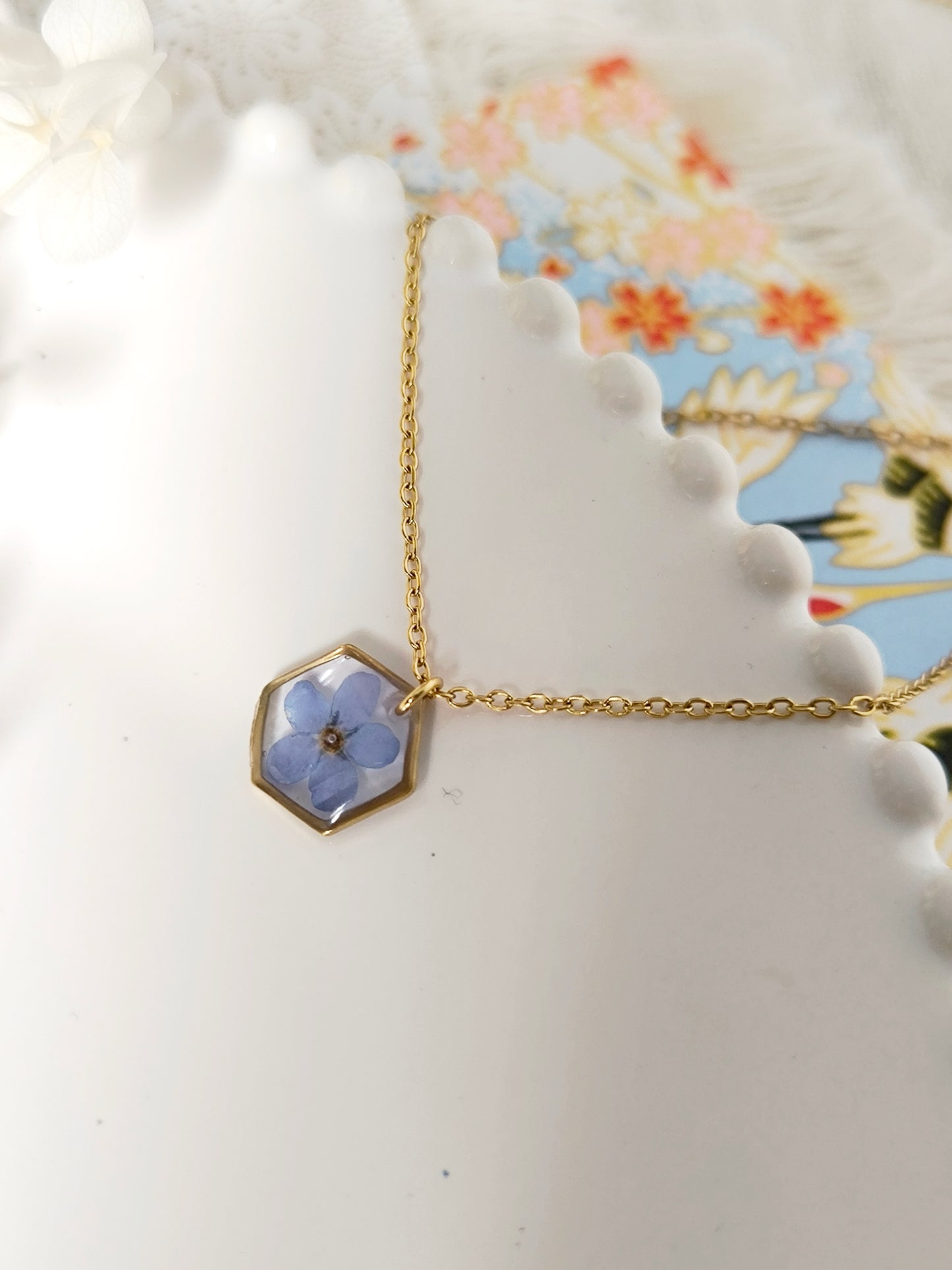 Collier mini médaillon Hexagone : Myosotis