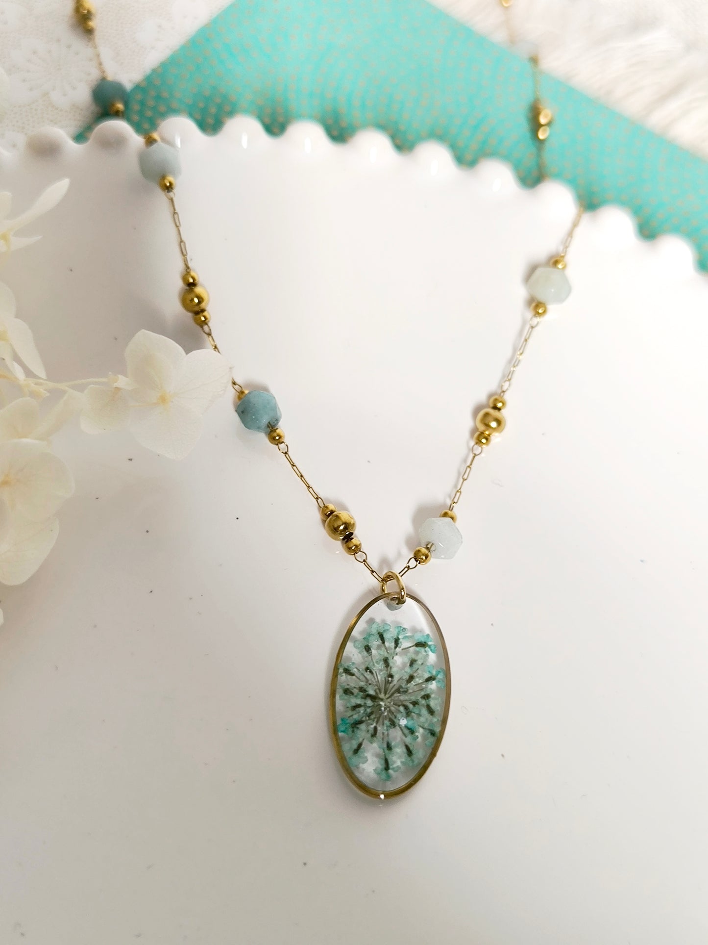 Collier bohème : fleurs et amazonite