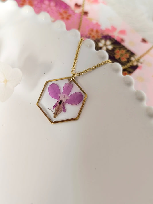 Collier médaillon Hexagone : lobélie