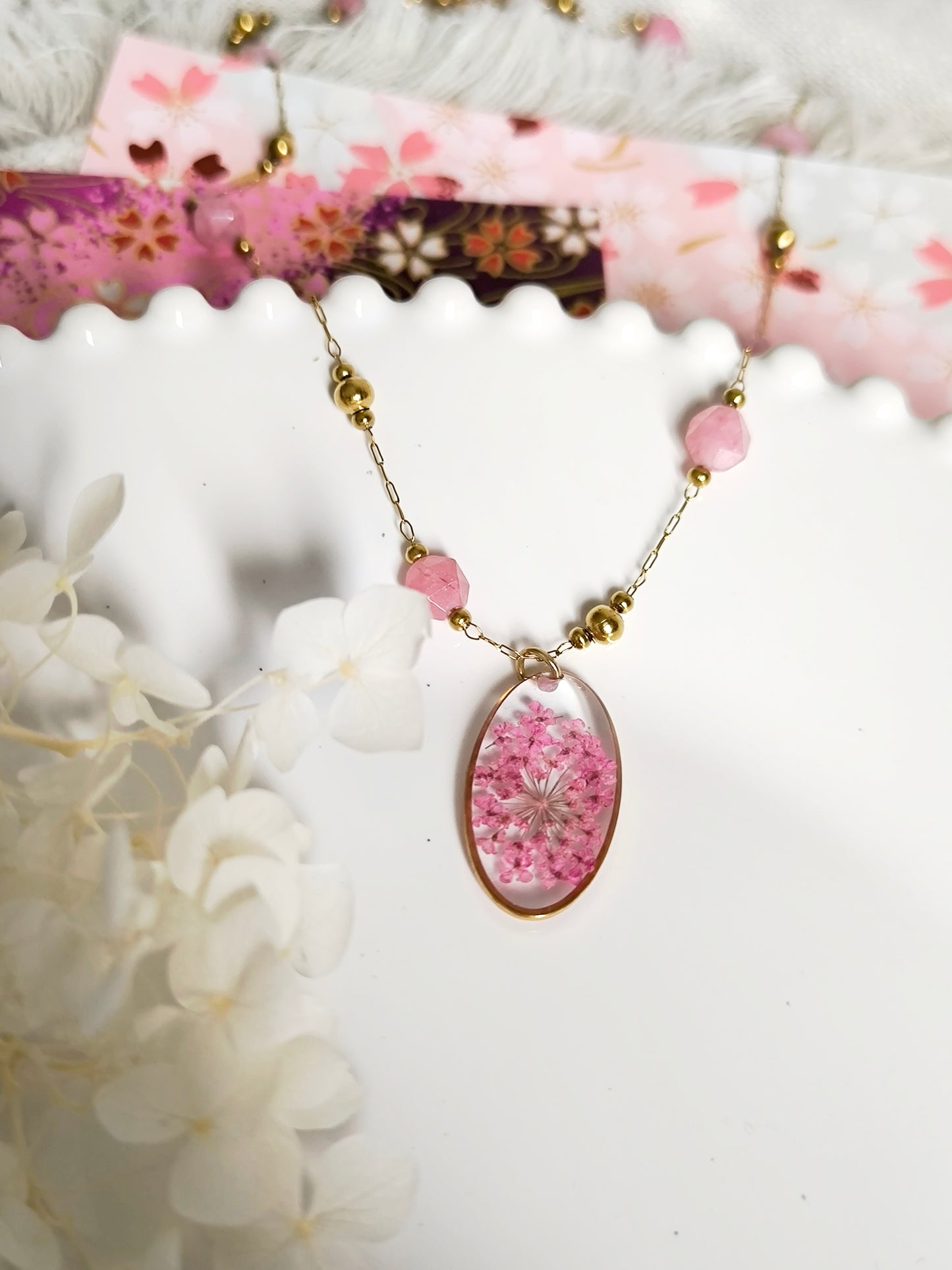 Collier bohème : fleurs et quartz rose