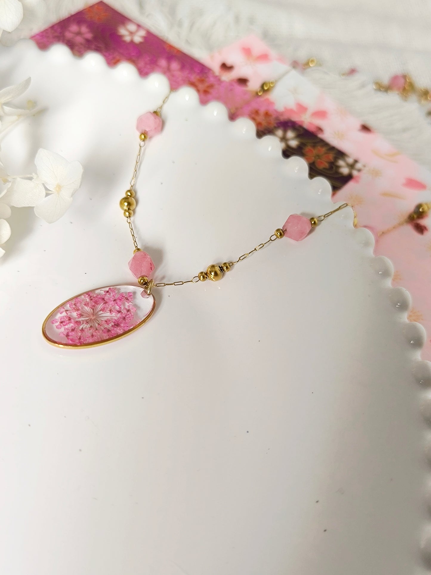 Collier bohème : fleurs et quartz rose