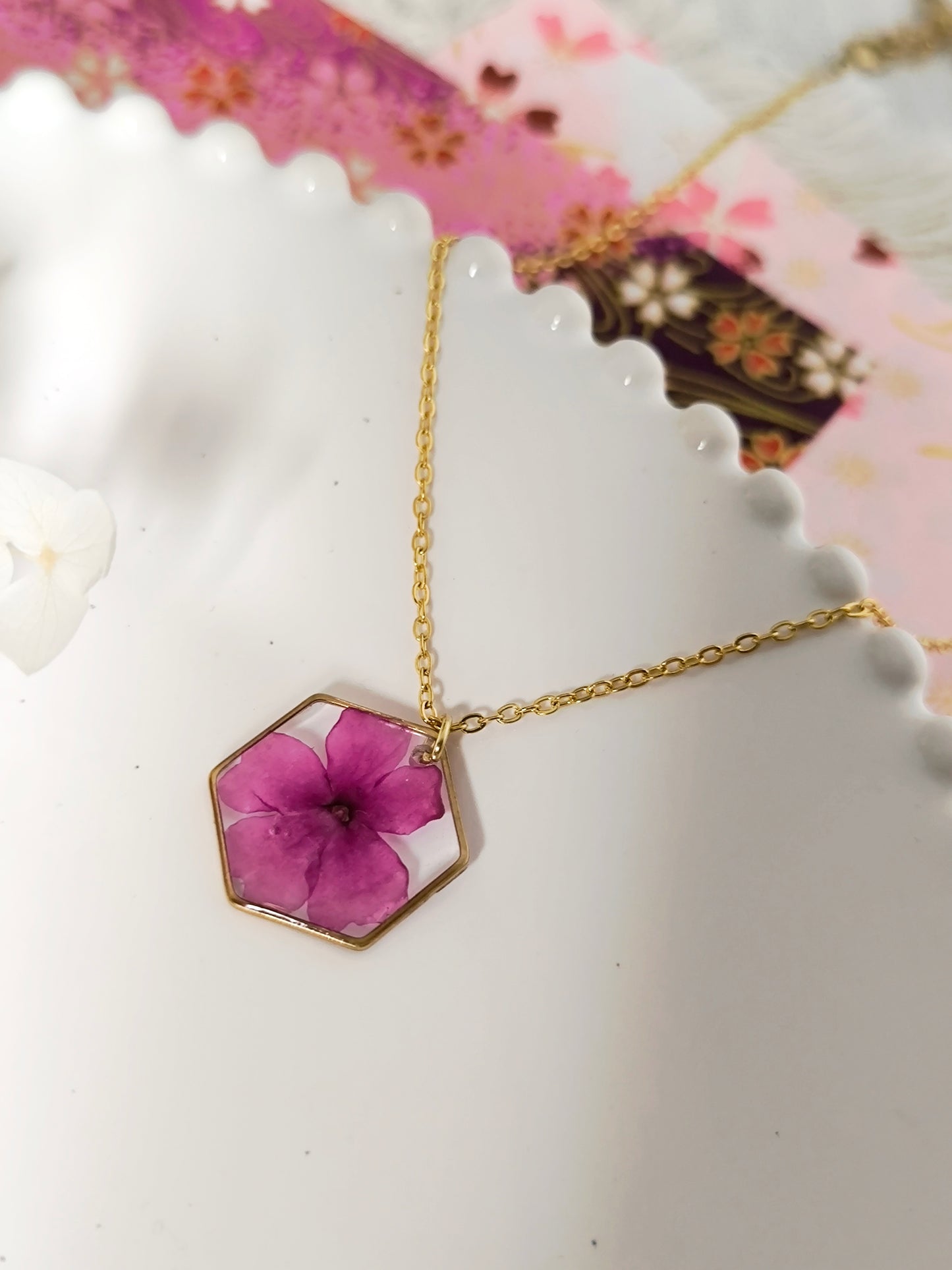 Collier médaillon Hexagone : Fleur de verveine
