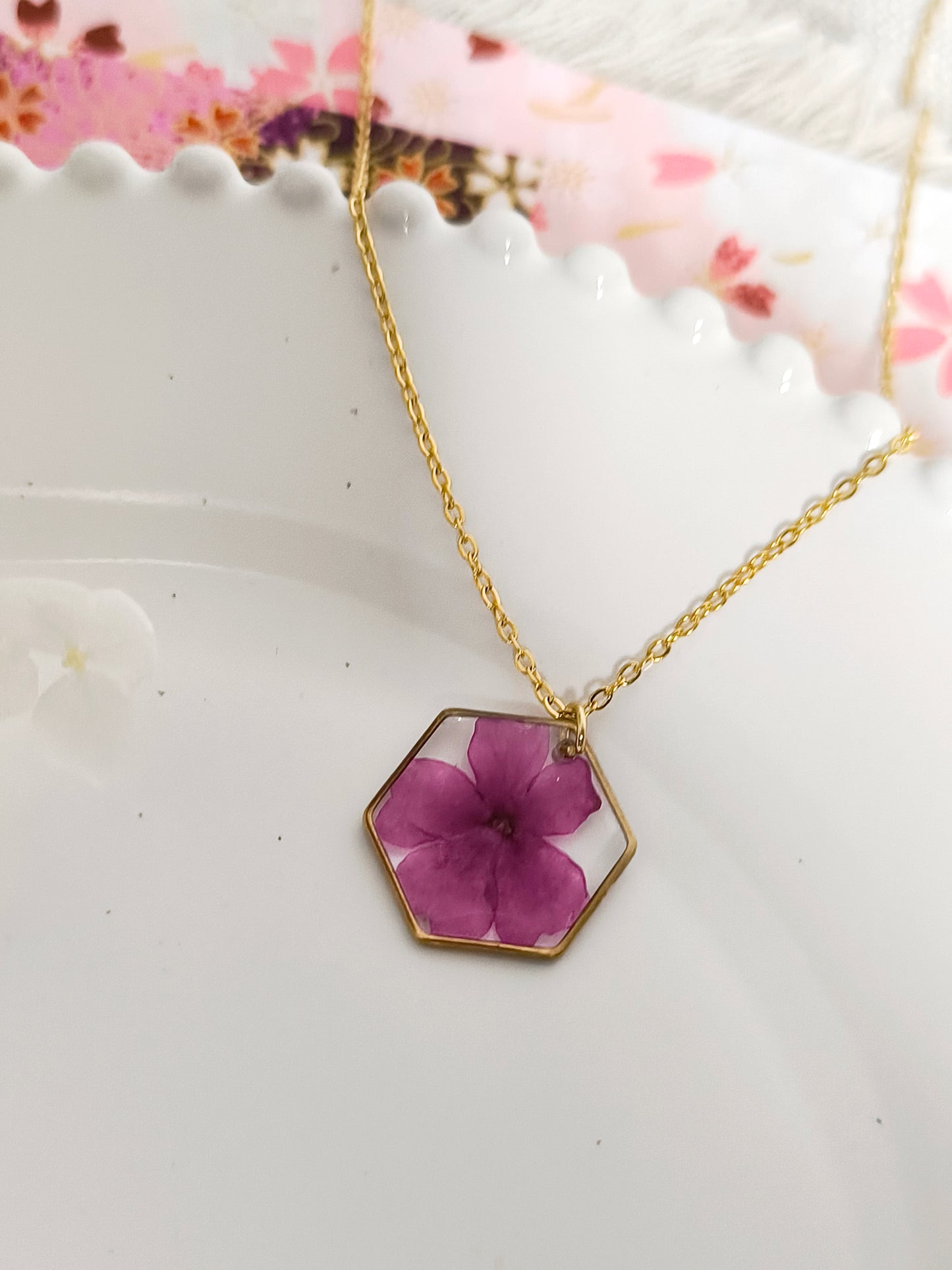 Collier médaillon Hexagone : Fleur de verveine