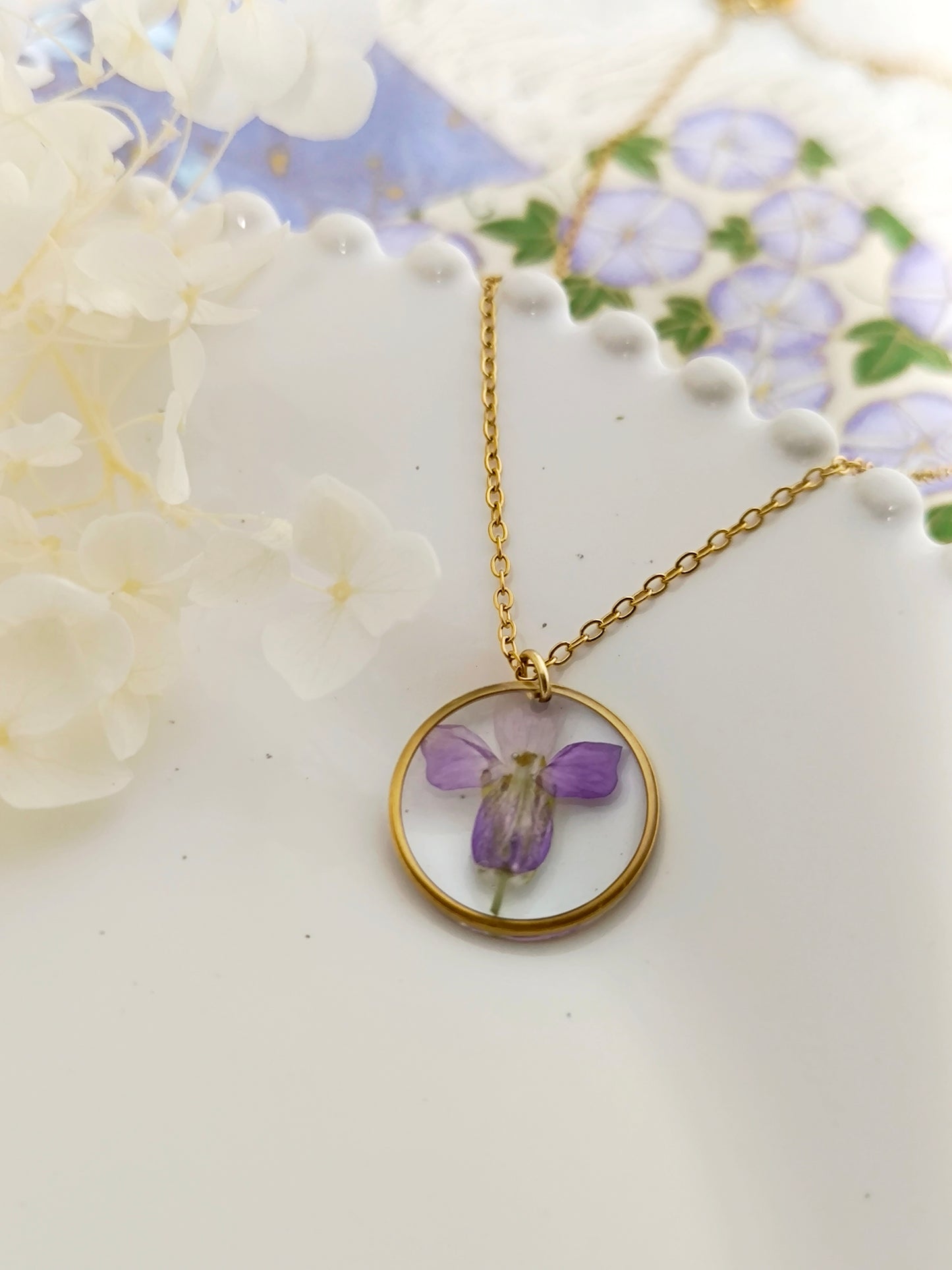 Collier médaillon rond : Aubriète