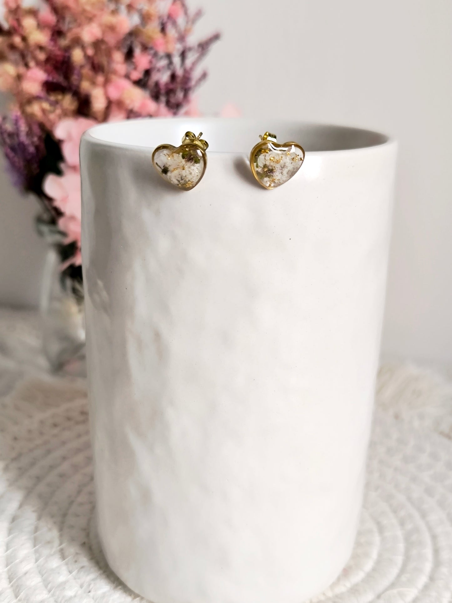 Boucles d'oreilles puces  : Cœur blanc