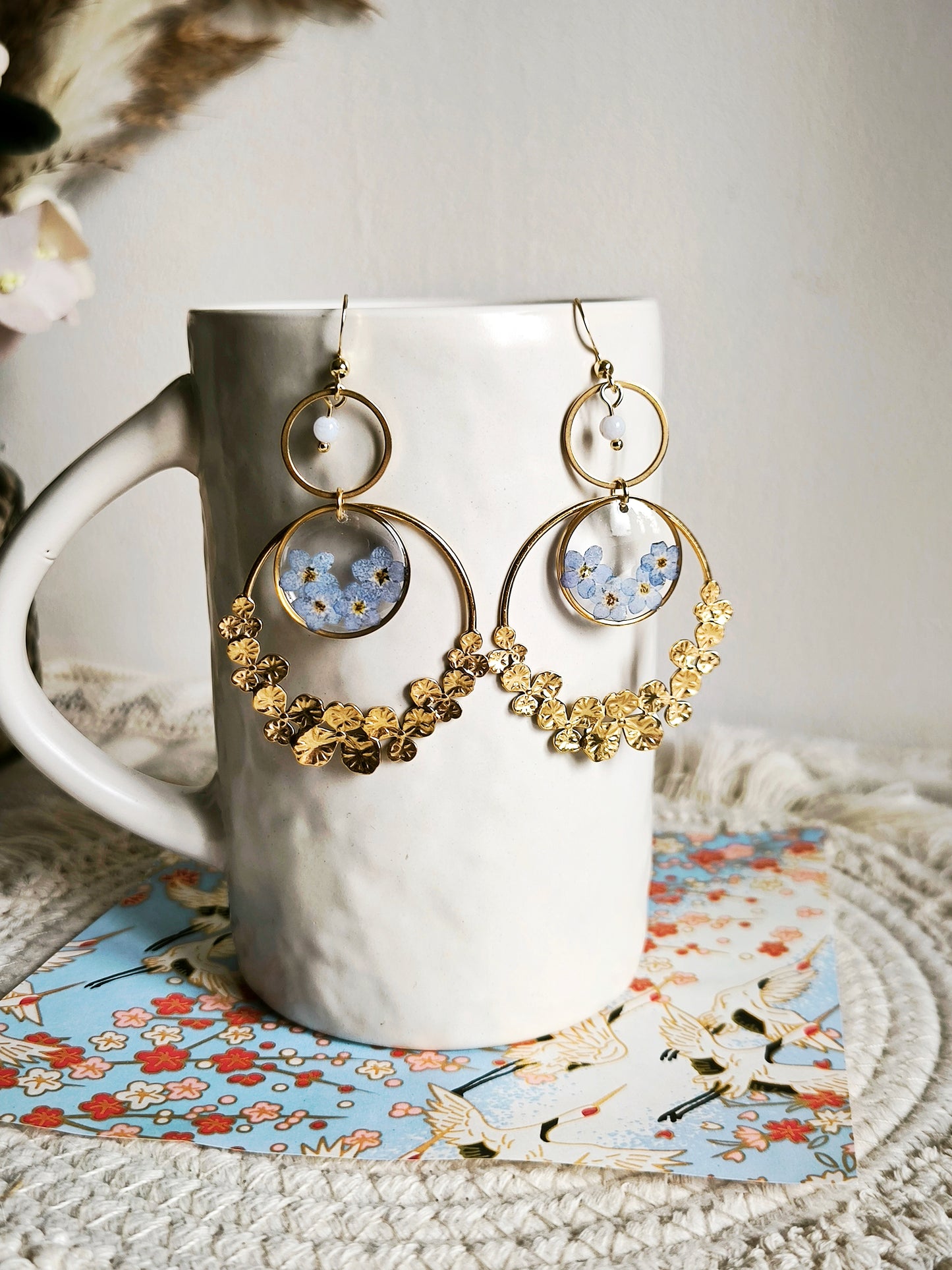 Boucles d'oreilles créoles Myosotis et Calcédoine bleue - Bijoux floral bohème chic en acier doré - Bleucalyptus