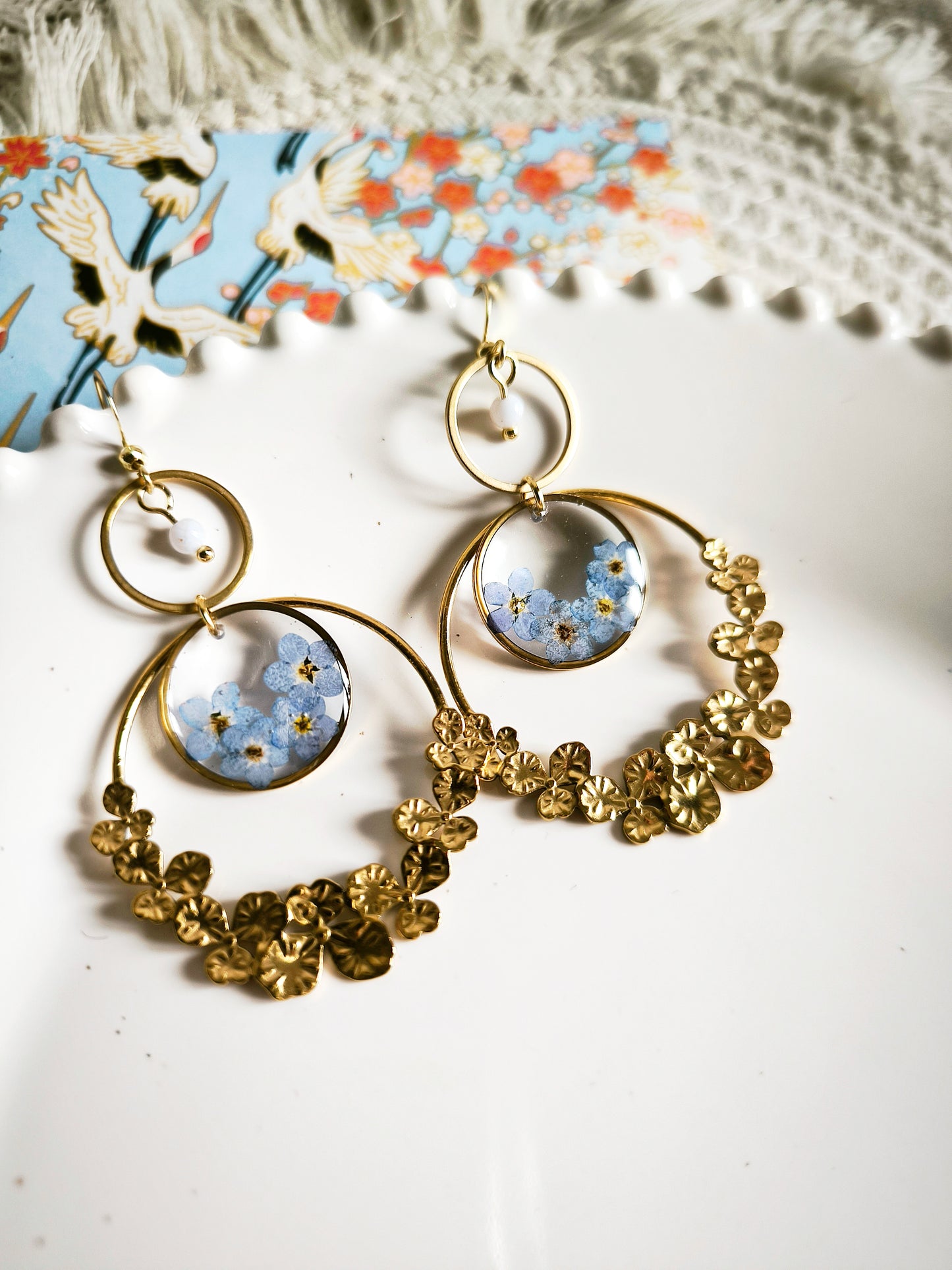 Boucles d'oreilles créoles Myosotis et Calcédoine bleue - Bijoux floral bohème chic en acier doré - Bleucalyptus
