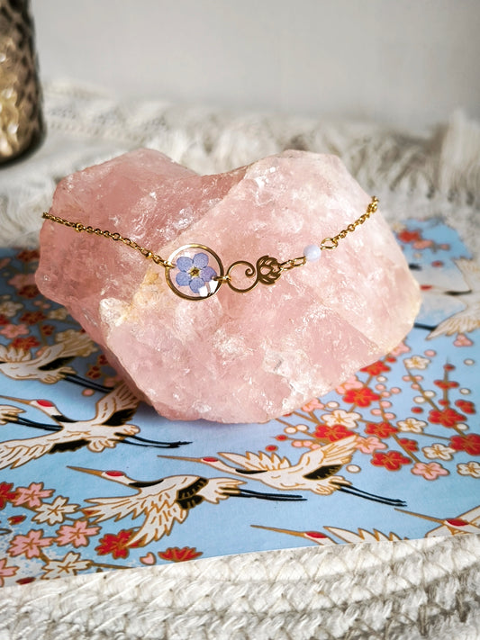 Bracelet Myosotis et Calcédoine bleue - Bijoux floral bohème chic en acier doré - Bleucalyptus