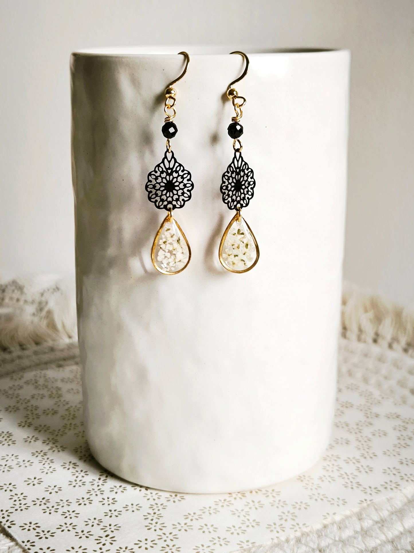 Boucles d'oreilles Fleurs blanches - Bijoux floral bohème chic en acier doré - Bleucalyptus