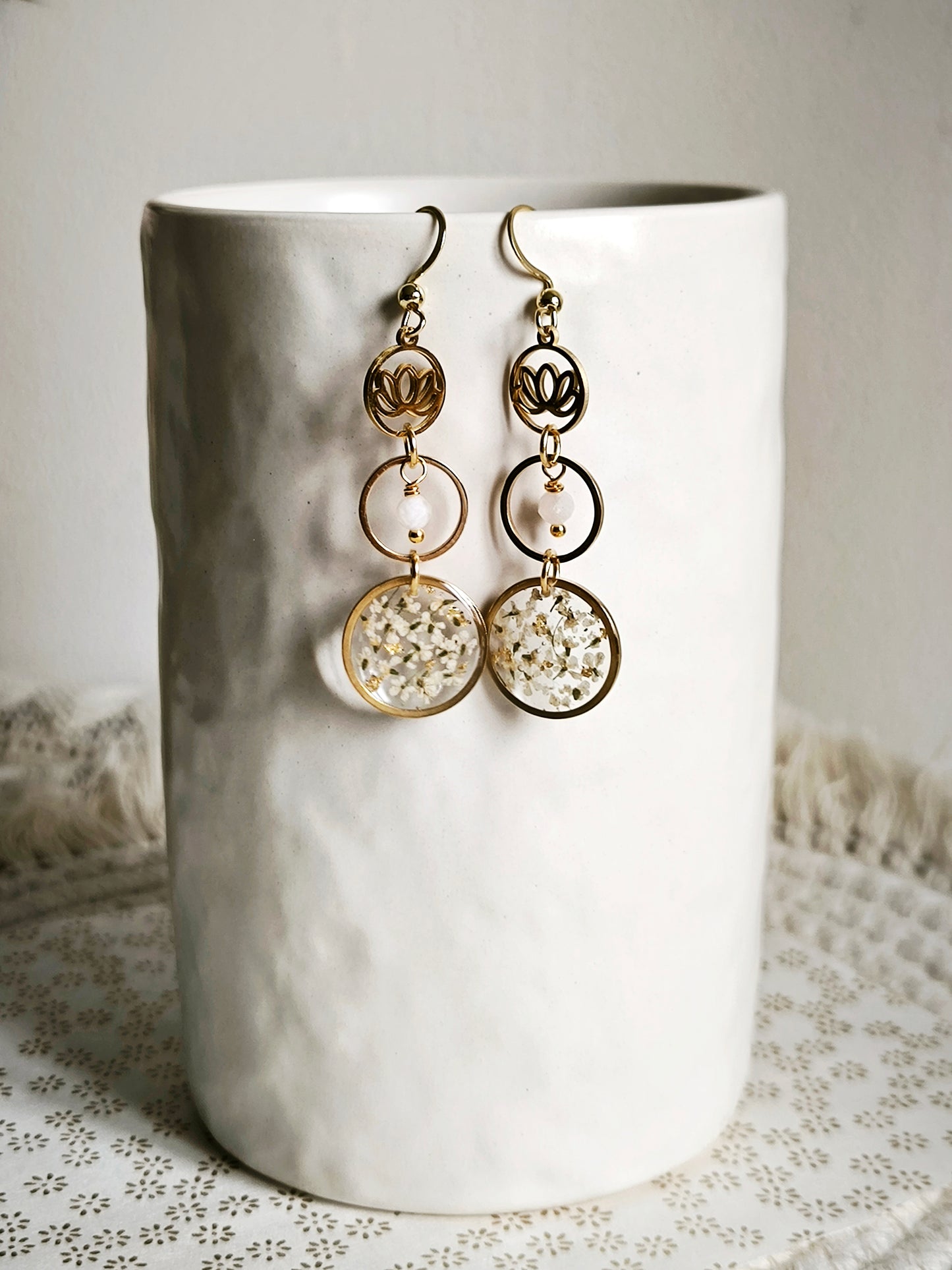 Boucles d'oreilles Fleurs blanches - Bijoux floral bohème chic en acier doré - Bleucalyptus