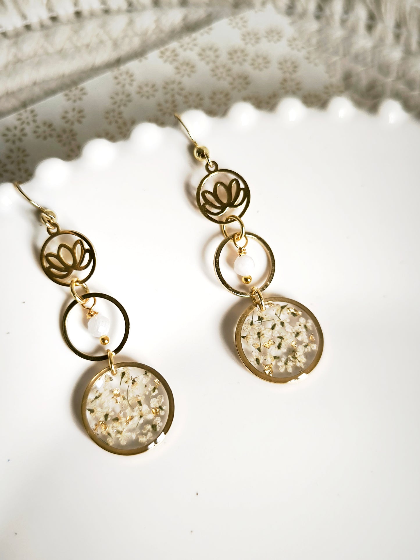 Boucles d'oreilles Fleurs blanches - Bijoux floral bohème chic en acier doré - Bleucalyptus