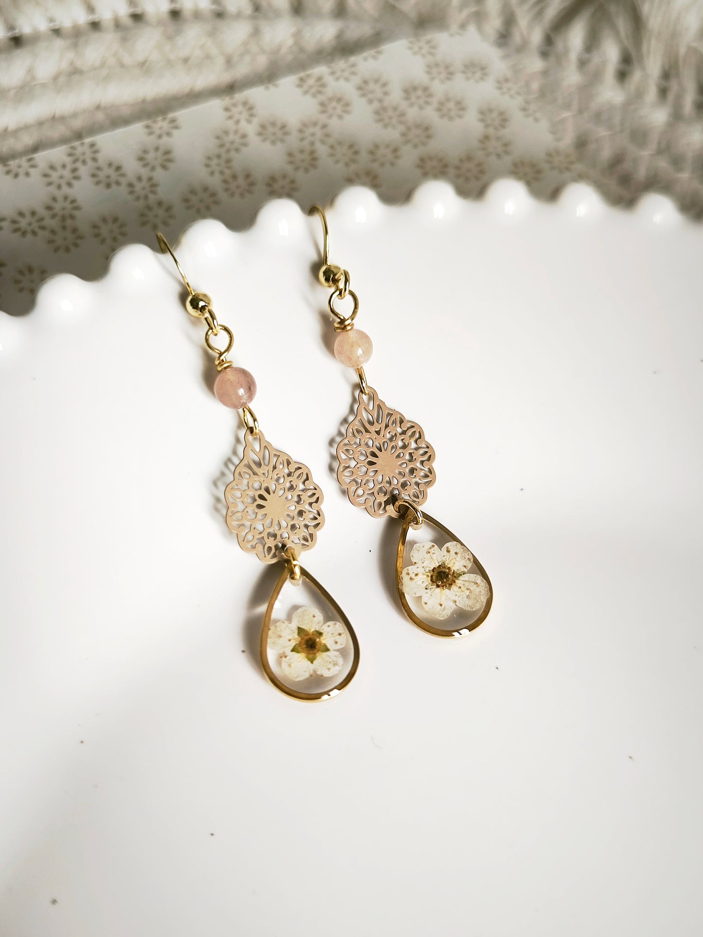 Boucles d'oreilles Fleurs blanches - Bijoux floral bohème chic en acier doré - Bleucalyptus