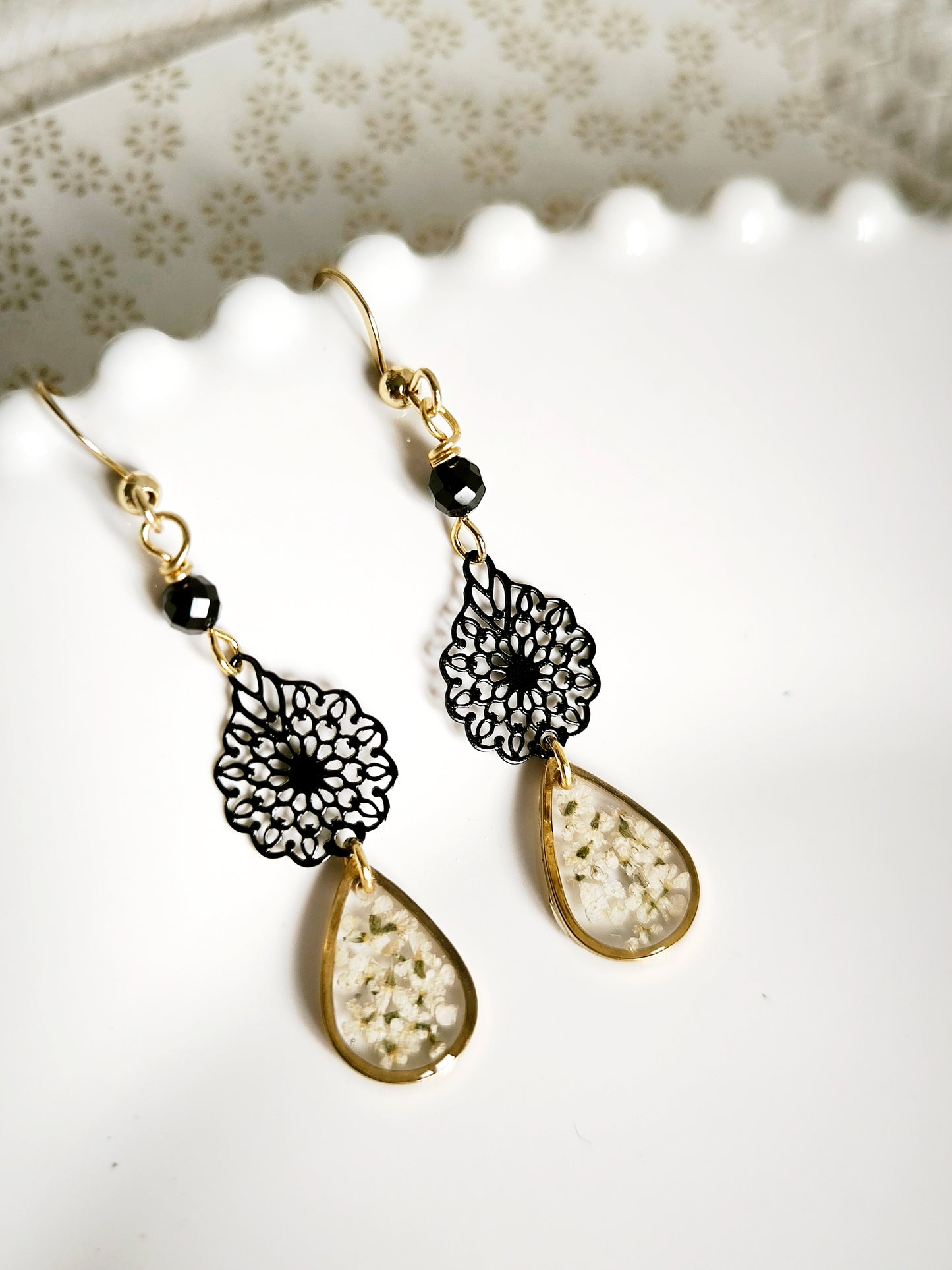 Boucles d'oreilles Fleurs blanches - Bijoux floral bohème chic en acier doré - Bleucalyptus