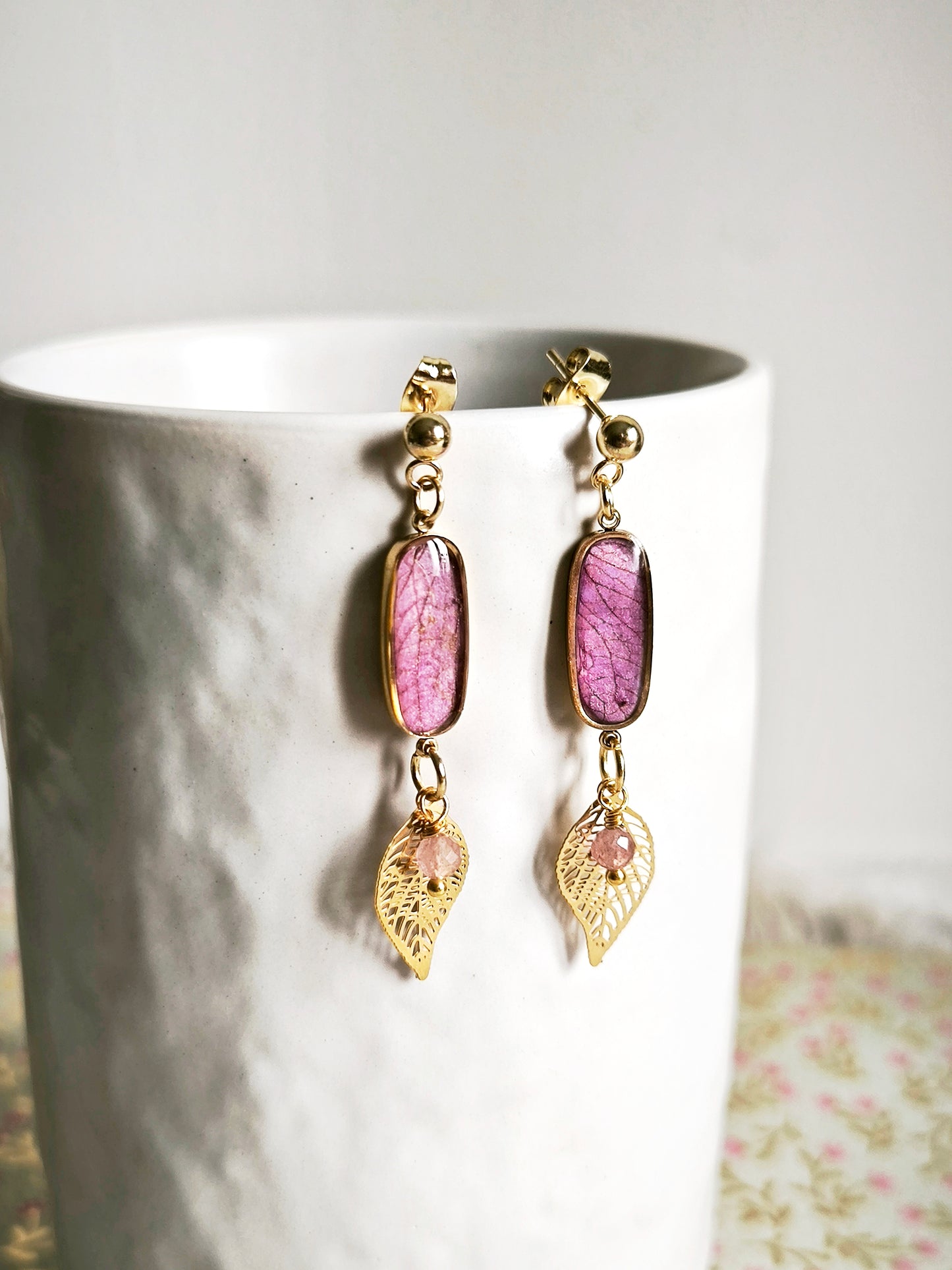 Boucles d'oreilles  Orchidée et quartz fraise - Bijoux floral bohème chic en acier doré - Bleucalyptus