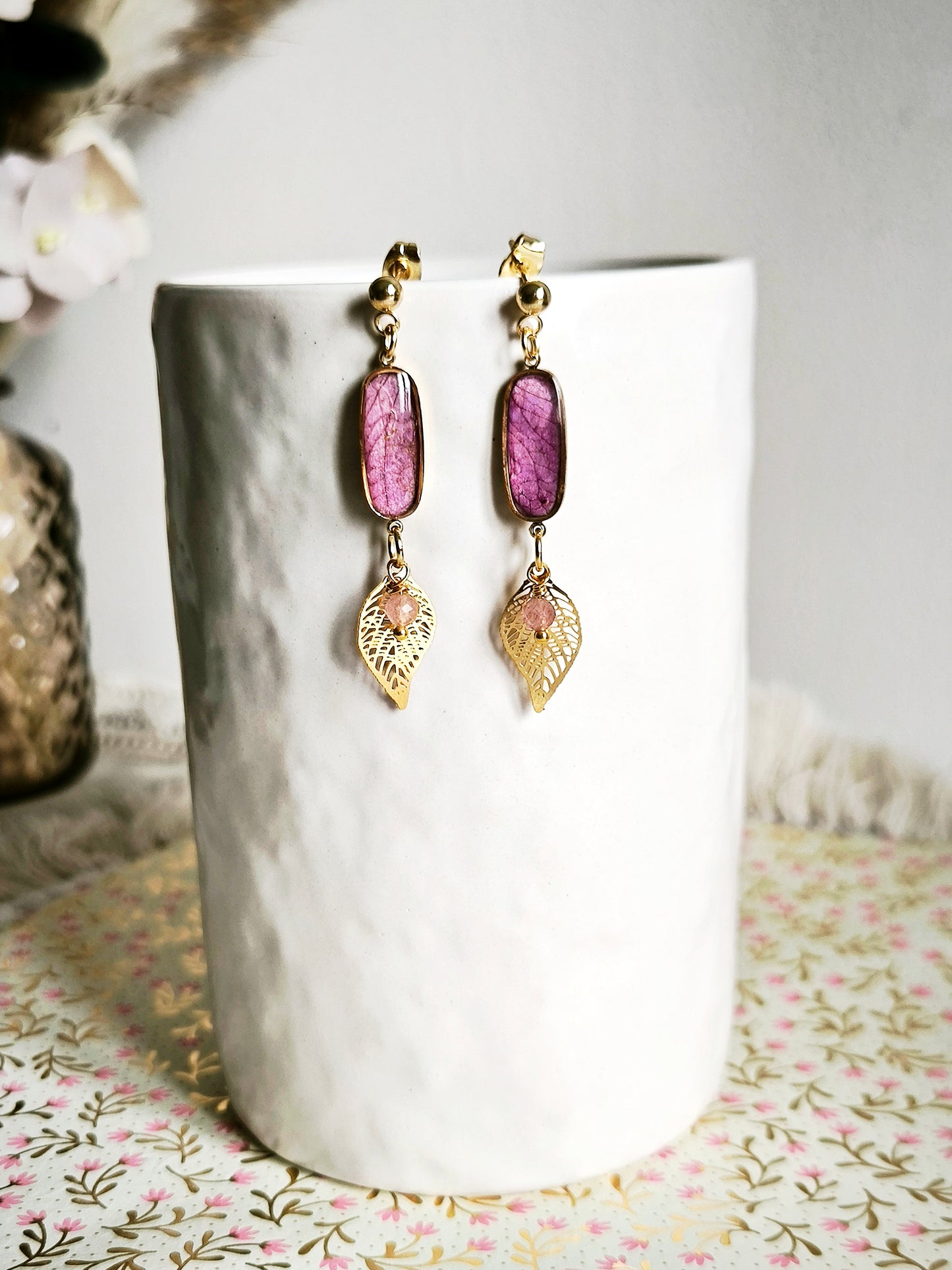 Boucles d'oreilles  Orchidée et quartz fraise - Bijoux floral bohème chic en acier doré - Bleucalyptus
