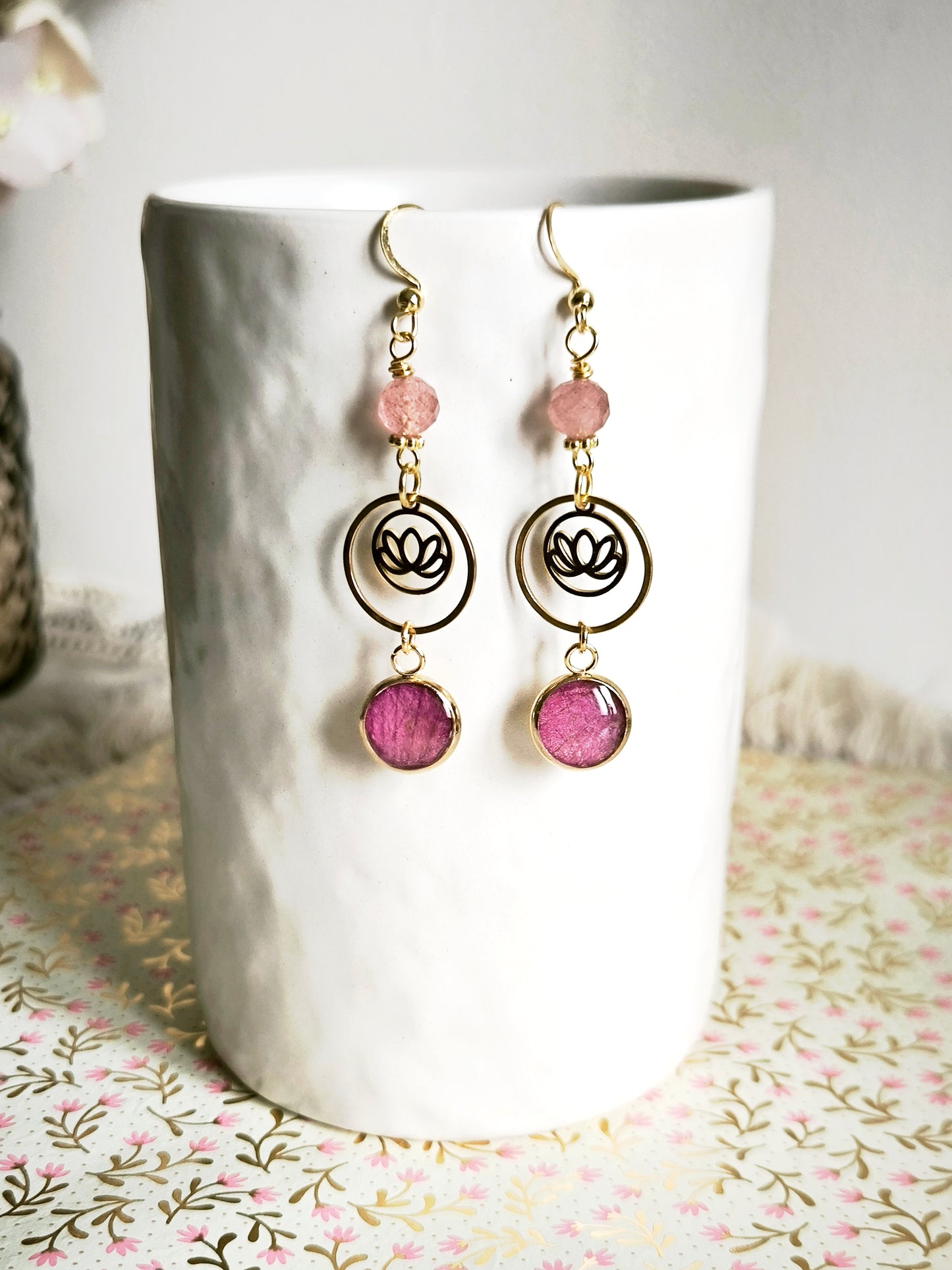 Boucles d'oreilles Mini Lotus Orchidée et quartz fraise - Bijoux floral bohème chic en acier doré - Bleucalyptus