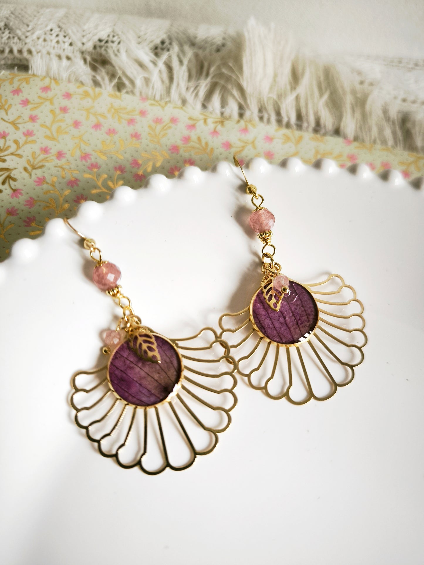 Boucles d'oreilles Orchidée et quartz fraise - Bijoux floral bohème chic en acier doré - Bleucalyptus