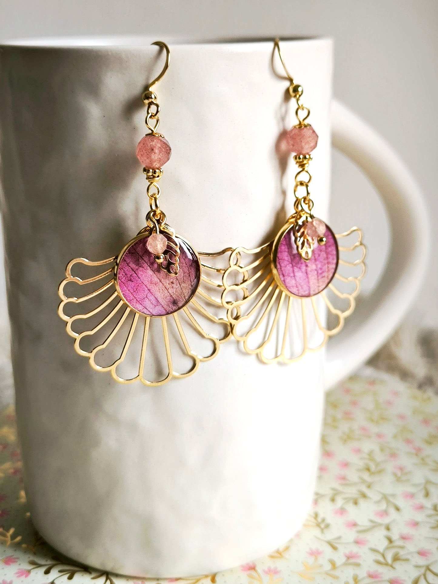 Boucles d'oreilles Orchidée et quartz fraise - Bijoux floral bohème chic en acier doré - Bleucalyptus