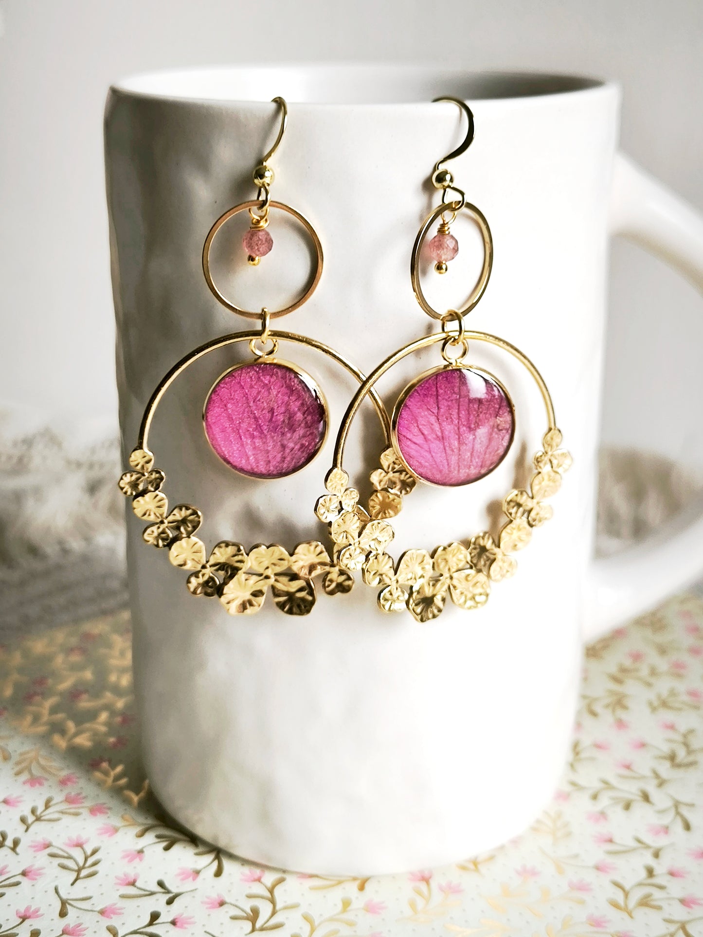 Boucles d'oreilles créoles Orchidée et quartz fraise - Bijoux floral bohème chic en acier doré - Bleucalyptus
