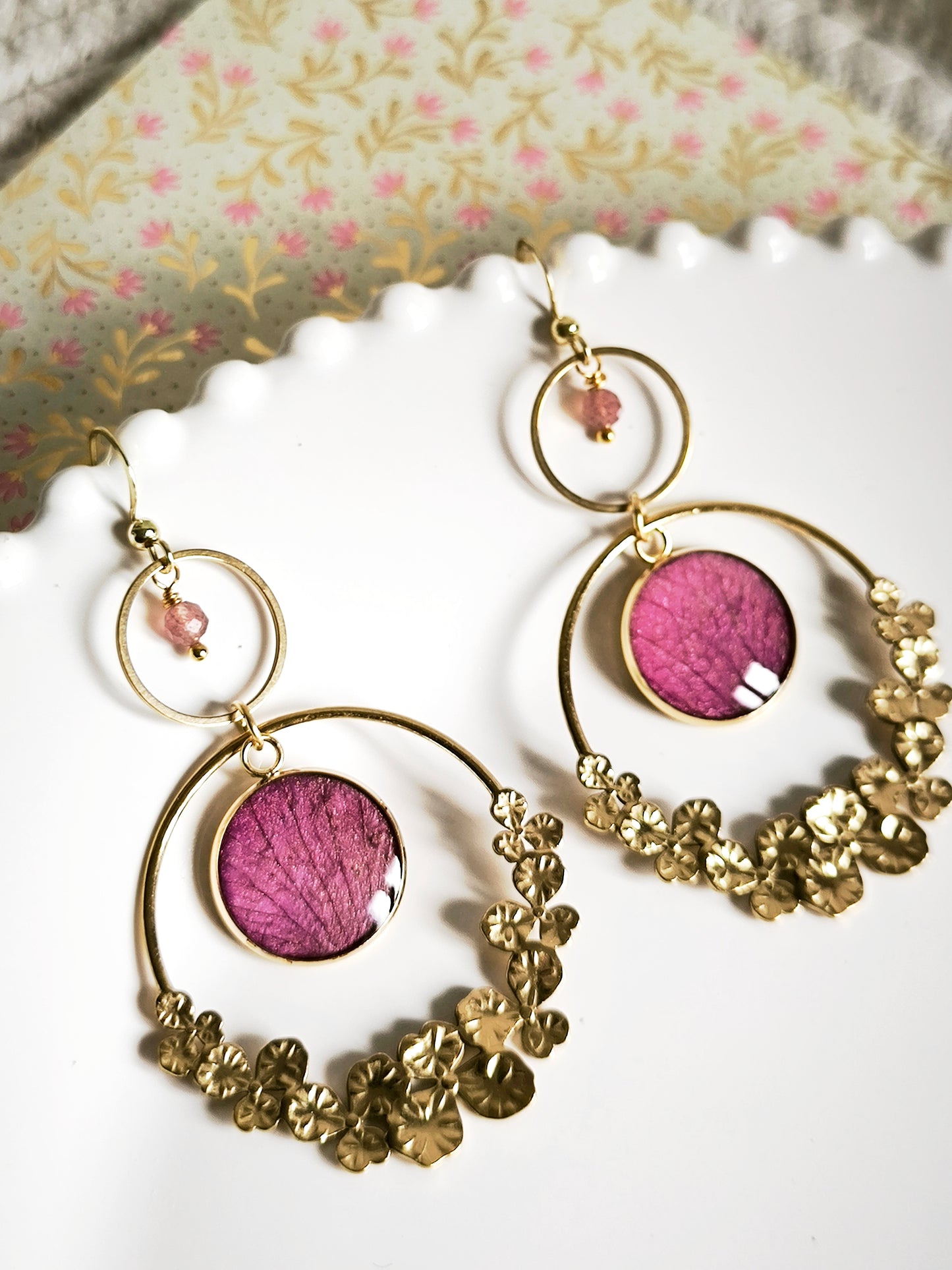 Boucles d'oreilles créoles Orchidée et quartz fraise - Bijoux floral bohème chic en acier doré - Bleucalyptus