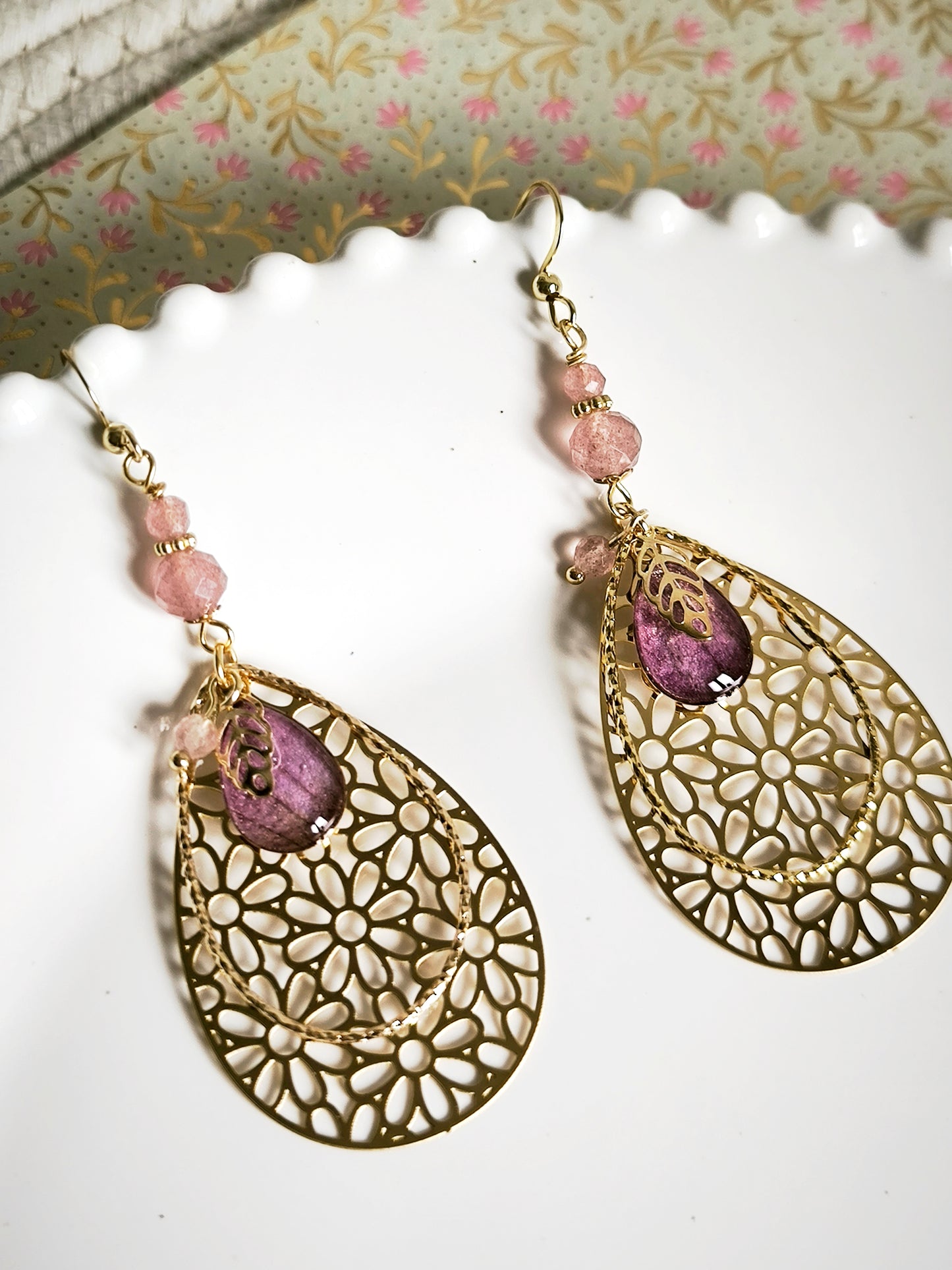 Boucles d'oreilles filigranes Orchidée et quartz fraise - Bijoux floral bohème chic en acier doré - Bleucalyptus