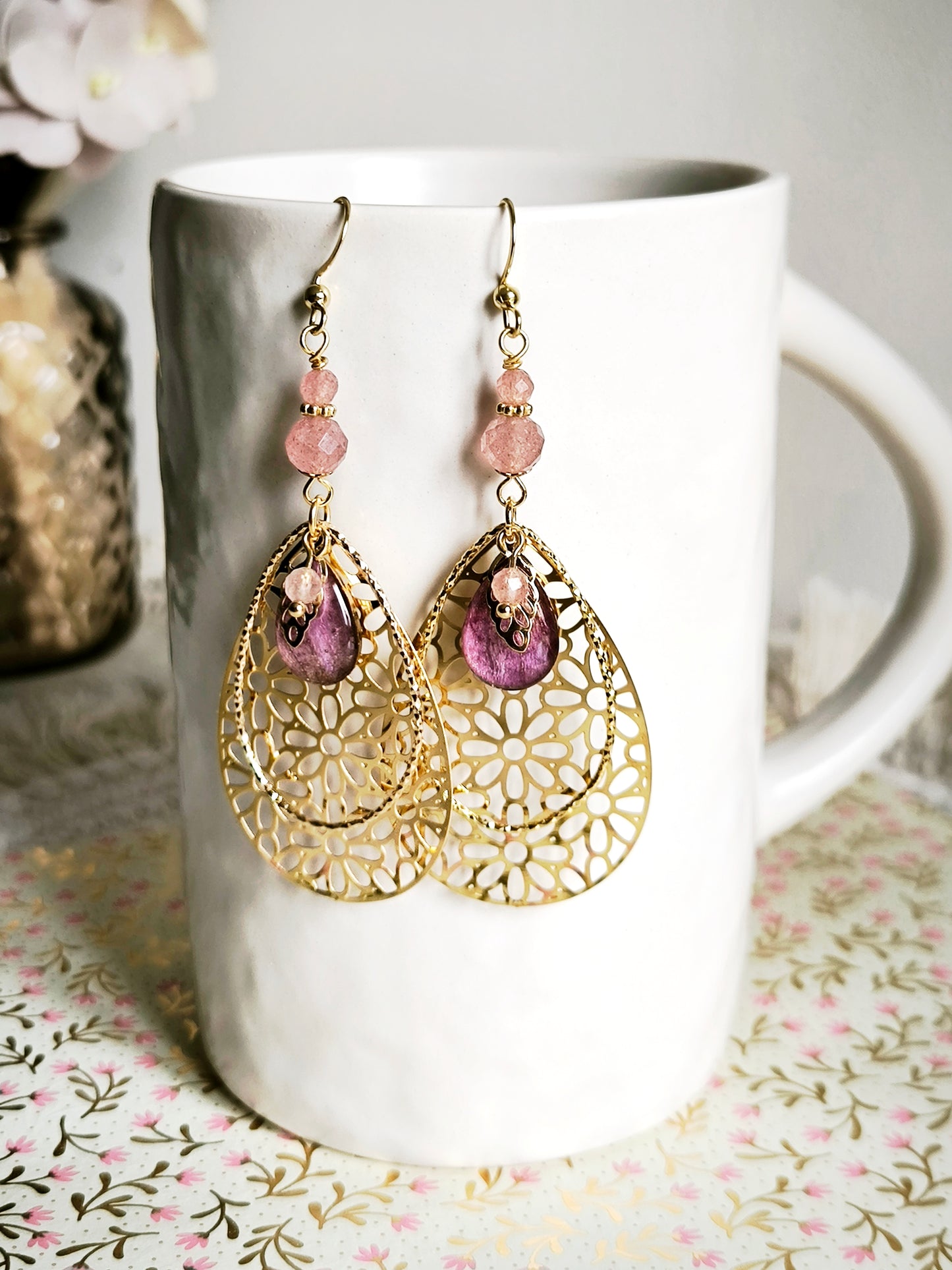 Boucles d'oreilles filigranes Orchidée et quartz fraise - Bijoux floral bohème chic en acier doré - Bleucalyptus