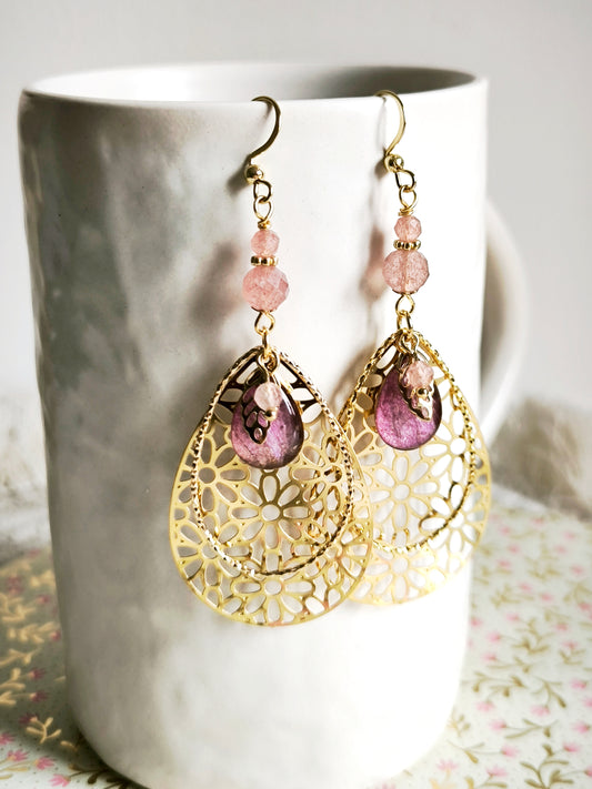 Boucles d'oreilles filigranes Orchidée et quartz fraise - Bijoux floral bohème chic en acier doré - Bleucalyptus