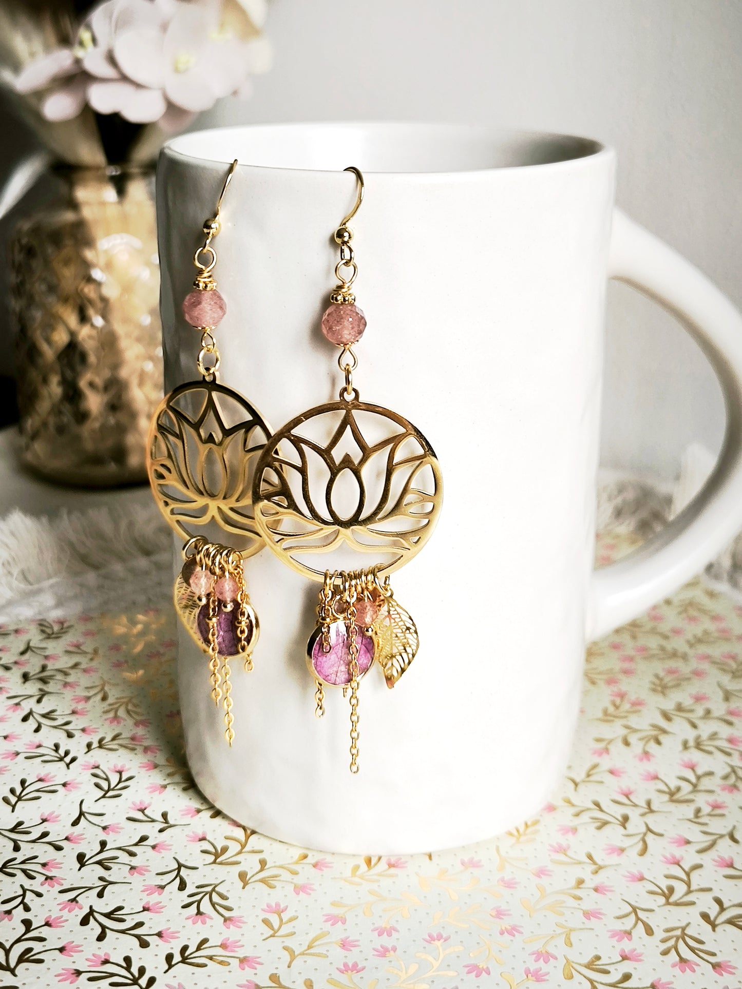 Boucles d'oreilles Lotus Orchidée et quartz fraise - Bijoux floral bohème chic en acier doré - Bleucalyptus