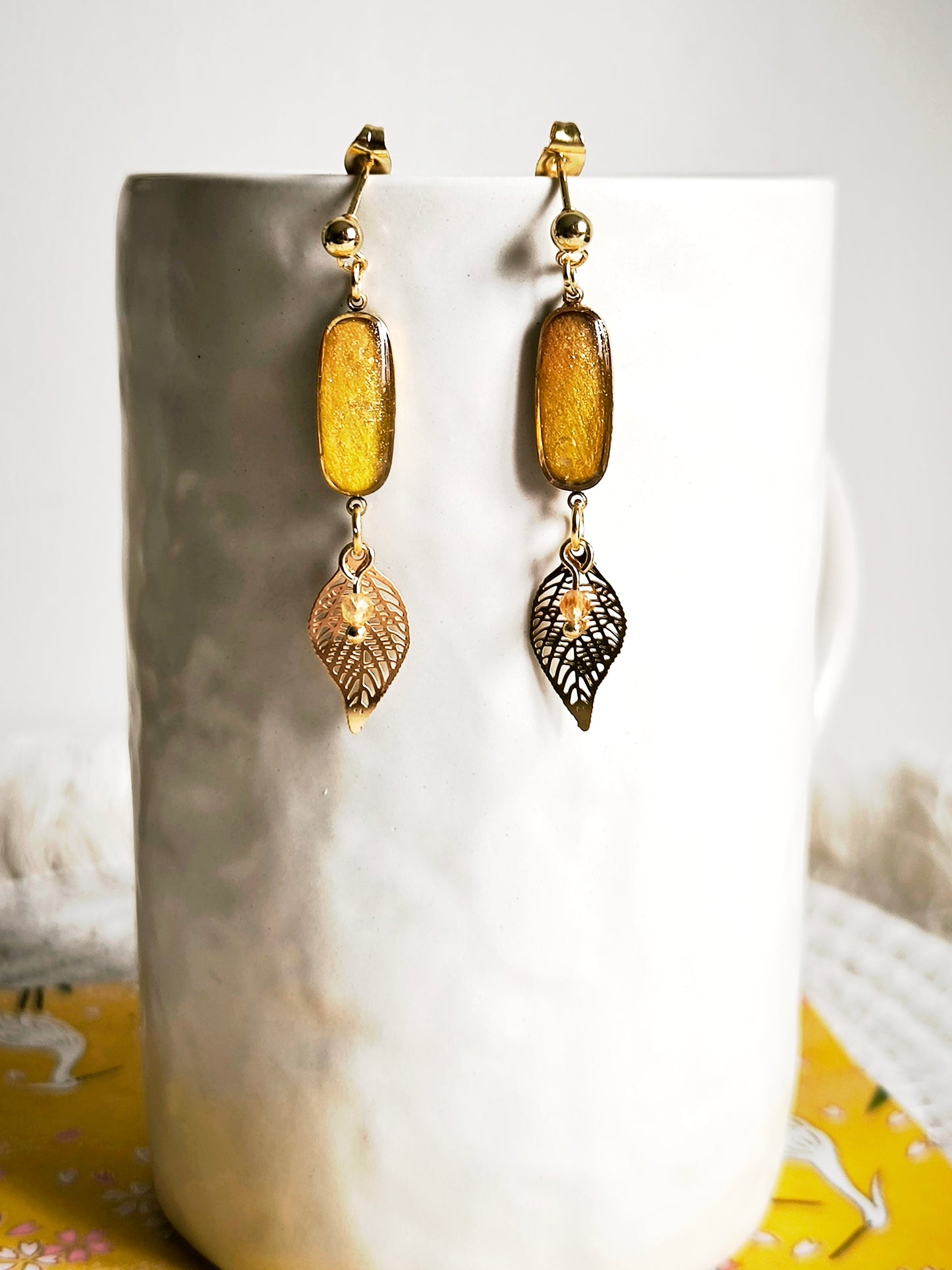 Boucles d'oreilles pendantes Renoncule et citrine - Bijoux floral bohème chic en acier doré - Bleucalyptus