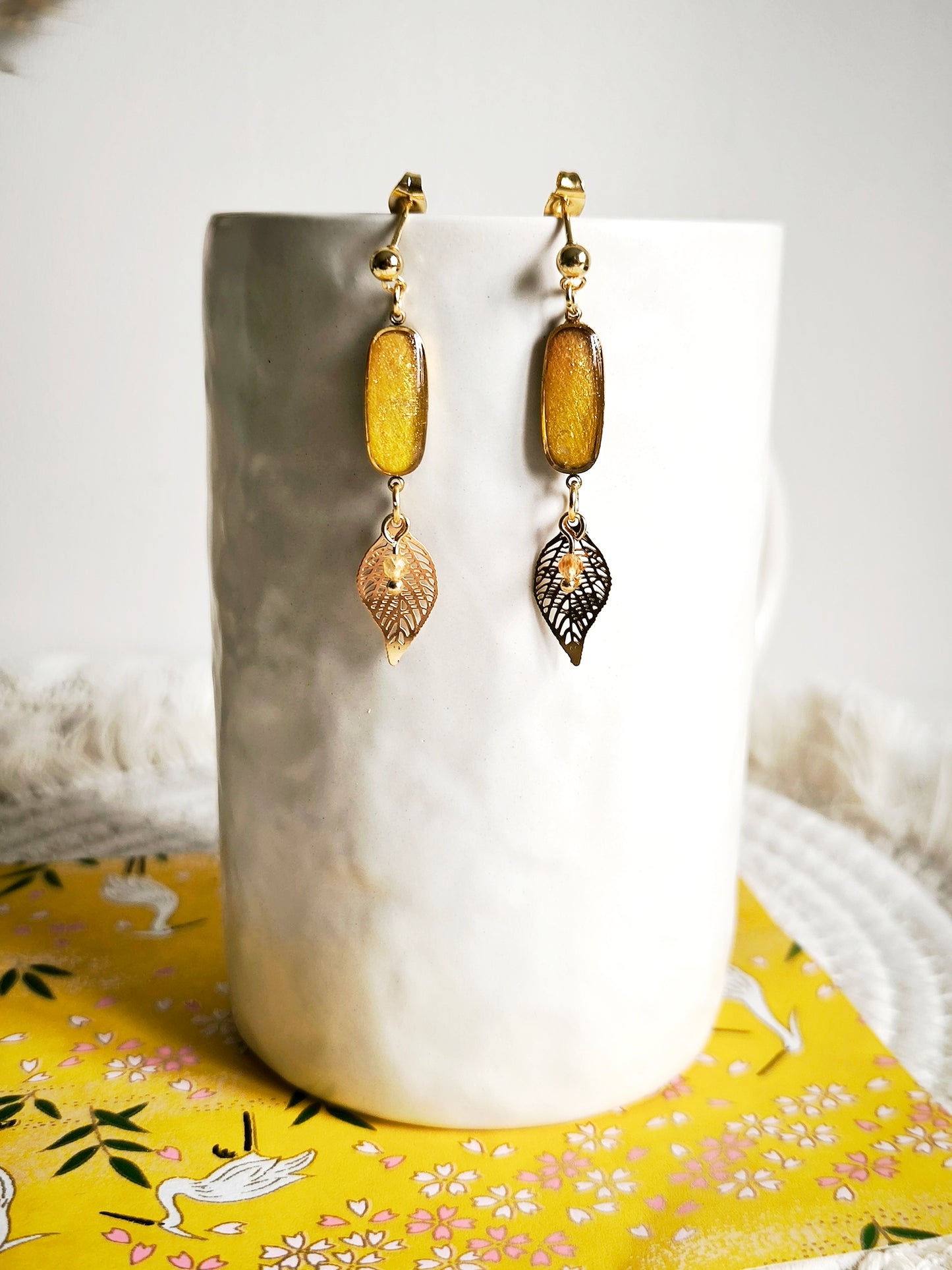 Boucles d'oreilles pendantes Renoncule et citrine - Bijoux floral bohème chic en acier doré - Bleucalyptus