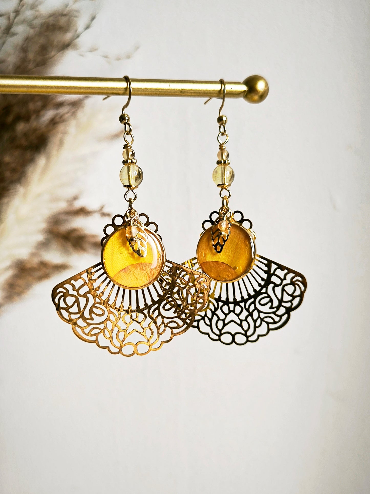 Boucles d'oreilles éventails Renoncule et citrine - Bijoux floral bohème chic en acier doré - Bleucalyptus