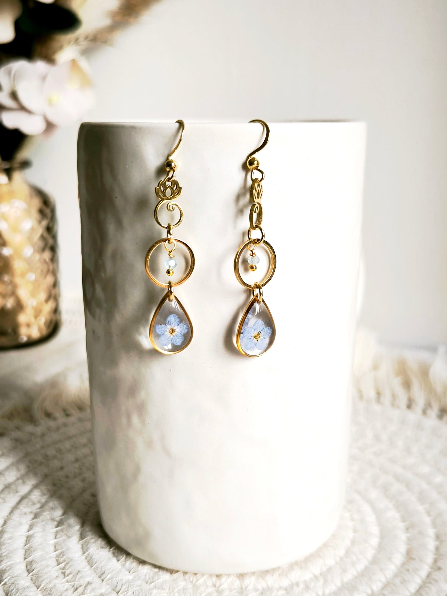 Boucles d'oreilles Myosotis et Topaze bleue - Bijoux floral bohème chic en acier doré - Bleucalyptus