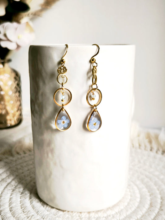 Boucles d'oreilles Myosotis et Topaze bleue - Bijoux floral bohème chic en acier doré - Bleucalyptus