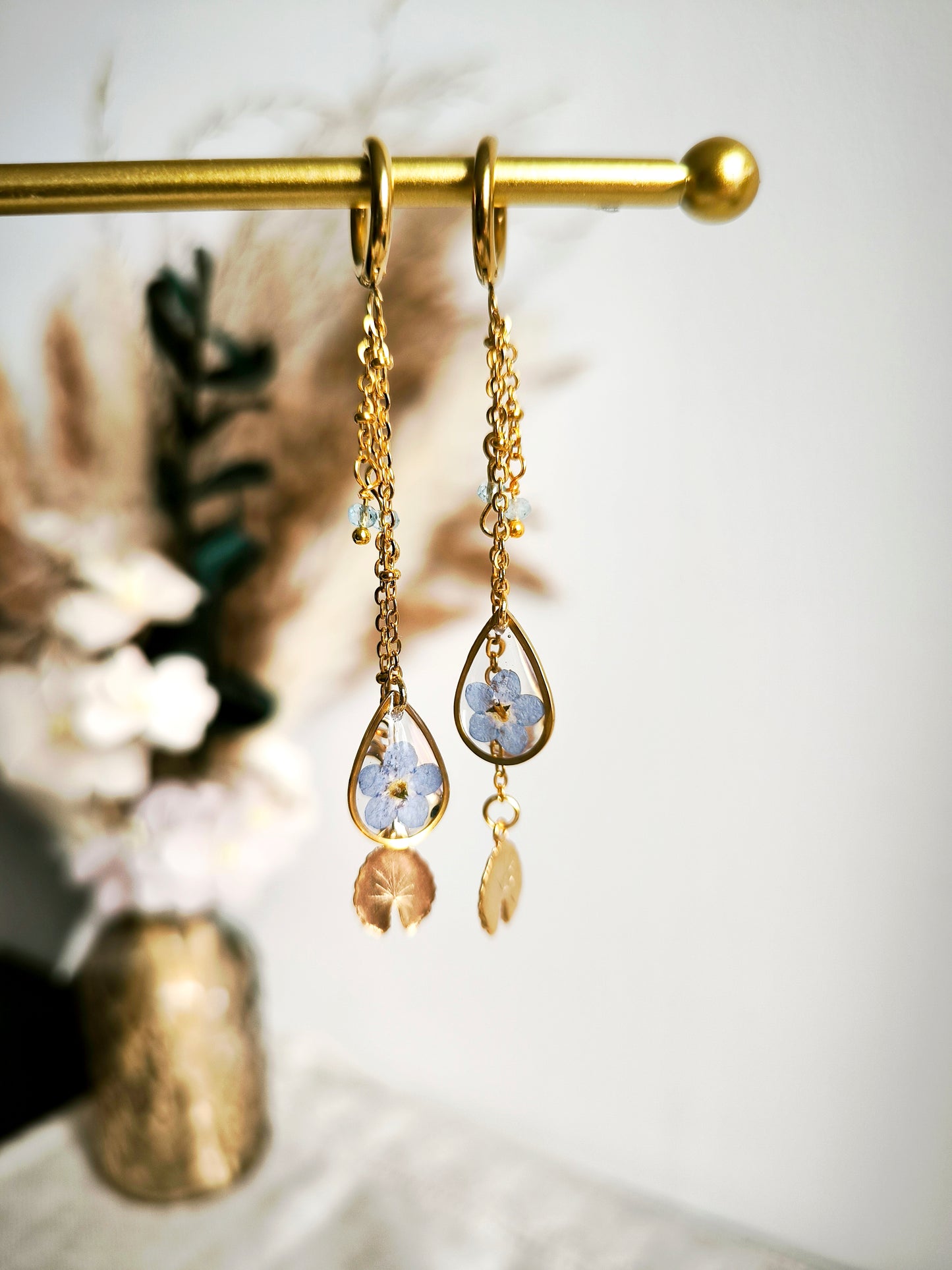 Boucles d'oreilles pendantes Myosotis et Topaze bleue - Bijoux floral bohème chic en acier doré - Bleucalyptus