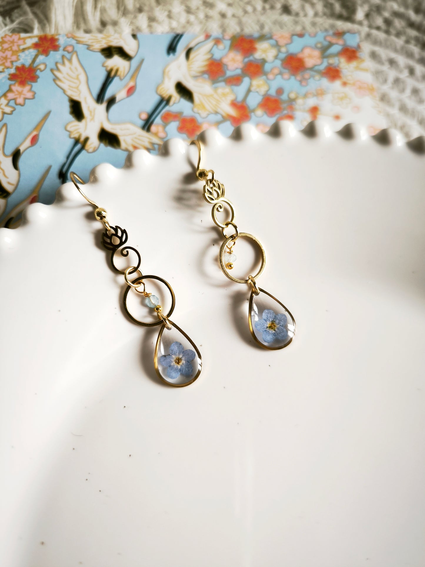 Boucles d'oreilles Myosotis et Topaze bleue - Bijoux floral bohème chic en acier doré - Bleucalyptus