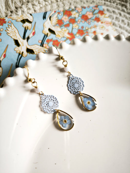 Boucles d'oreilles Myosotis et Calcédoine bleue - Bijoux floral bohème chic en acier doré - Bleucalyptus
