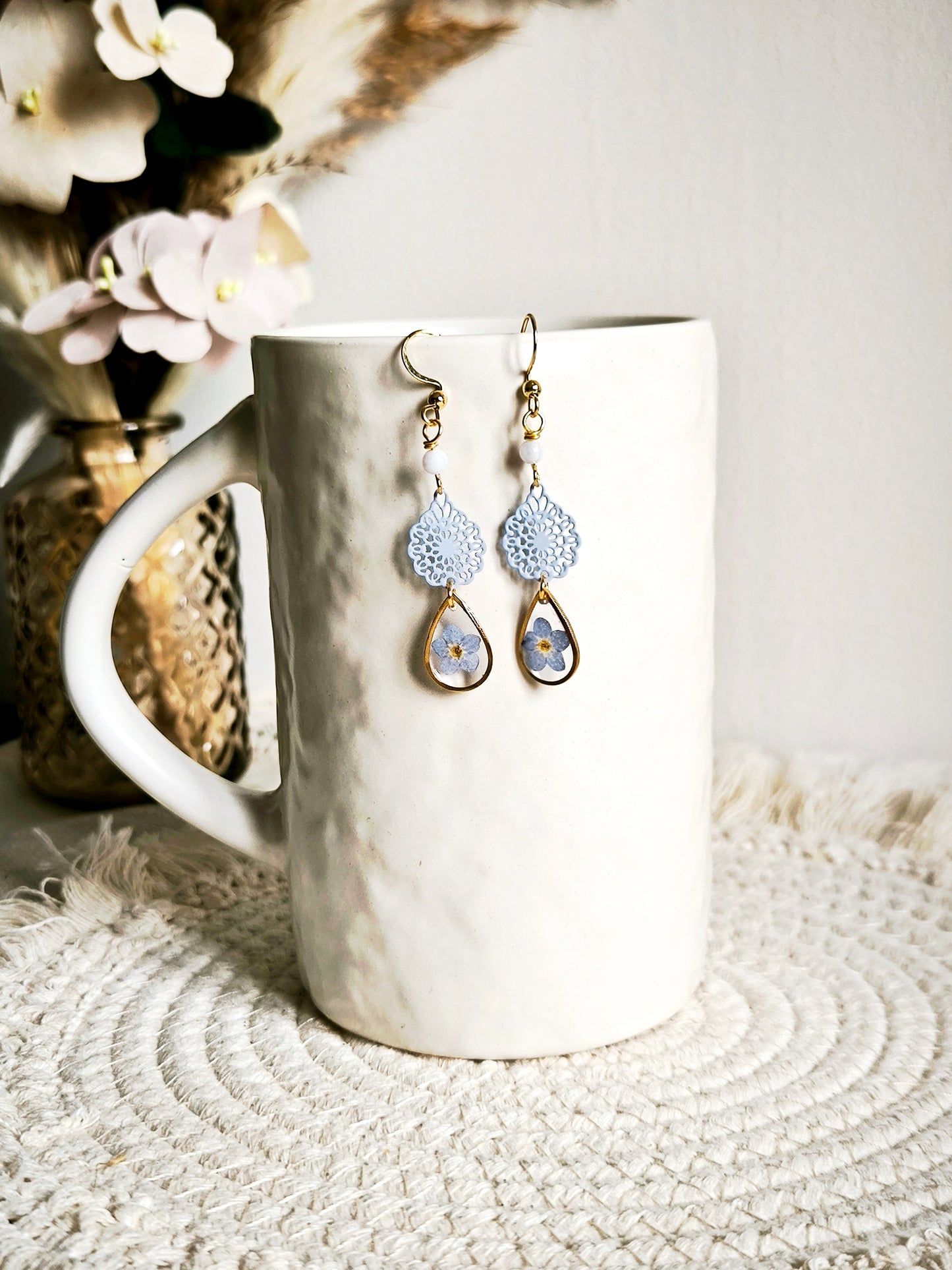 Boucles d'oreilles Myosotis et Calcédoine bleue - Bijoux floral bohème chic en acier doré - Bleucalyptus