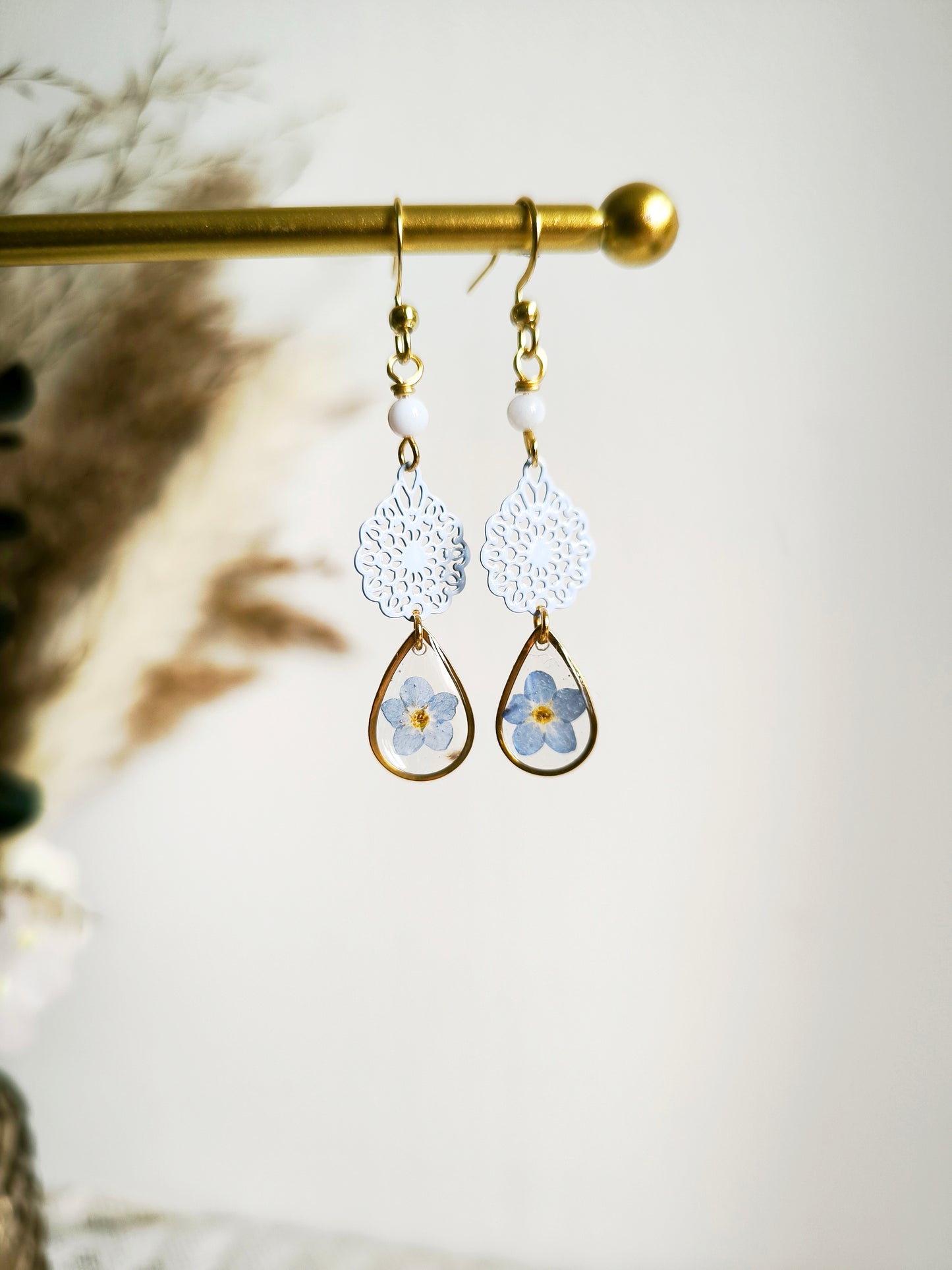 Boucles d'oreilles Myosotis et Calcédoine bleue - Bijoux floral bohème chic en acier doré - Bleucalyptus
