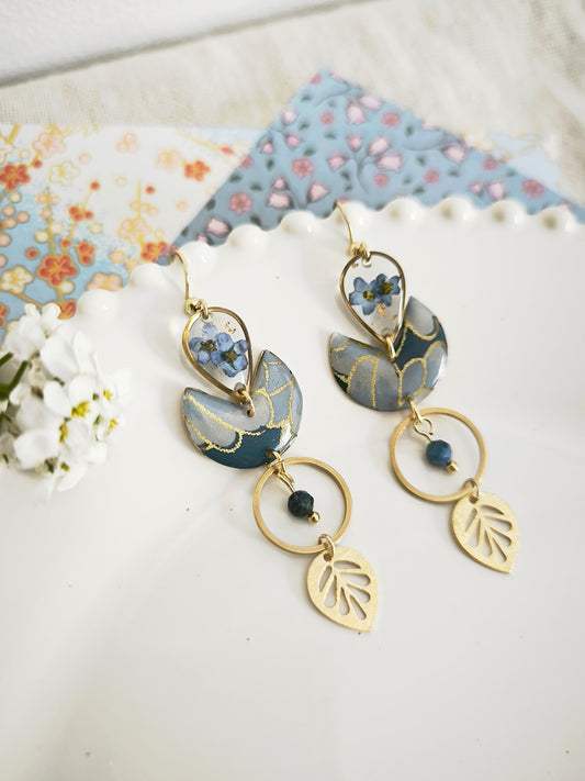 Boucles d’oreilles florales en acier doré – Fleur de myosotis & lapis lazuli