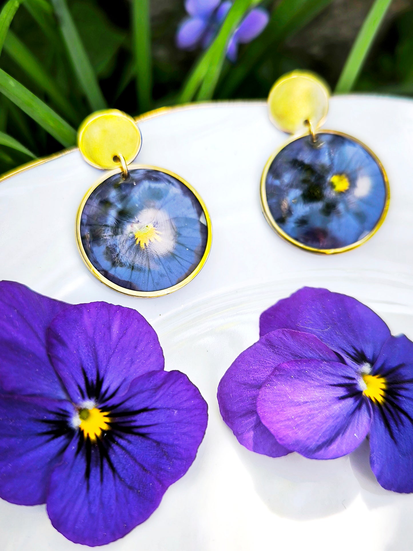 Boucles d’oreilles rondes - fleur de pensée - acier doré