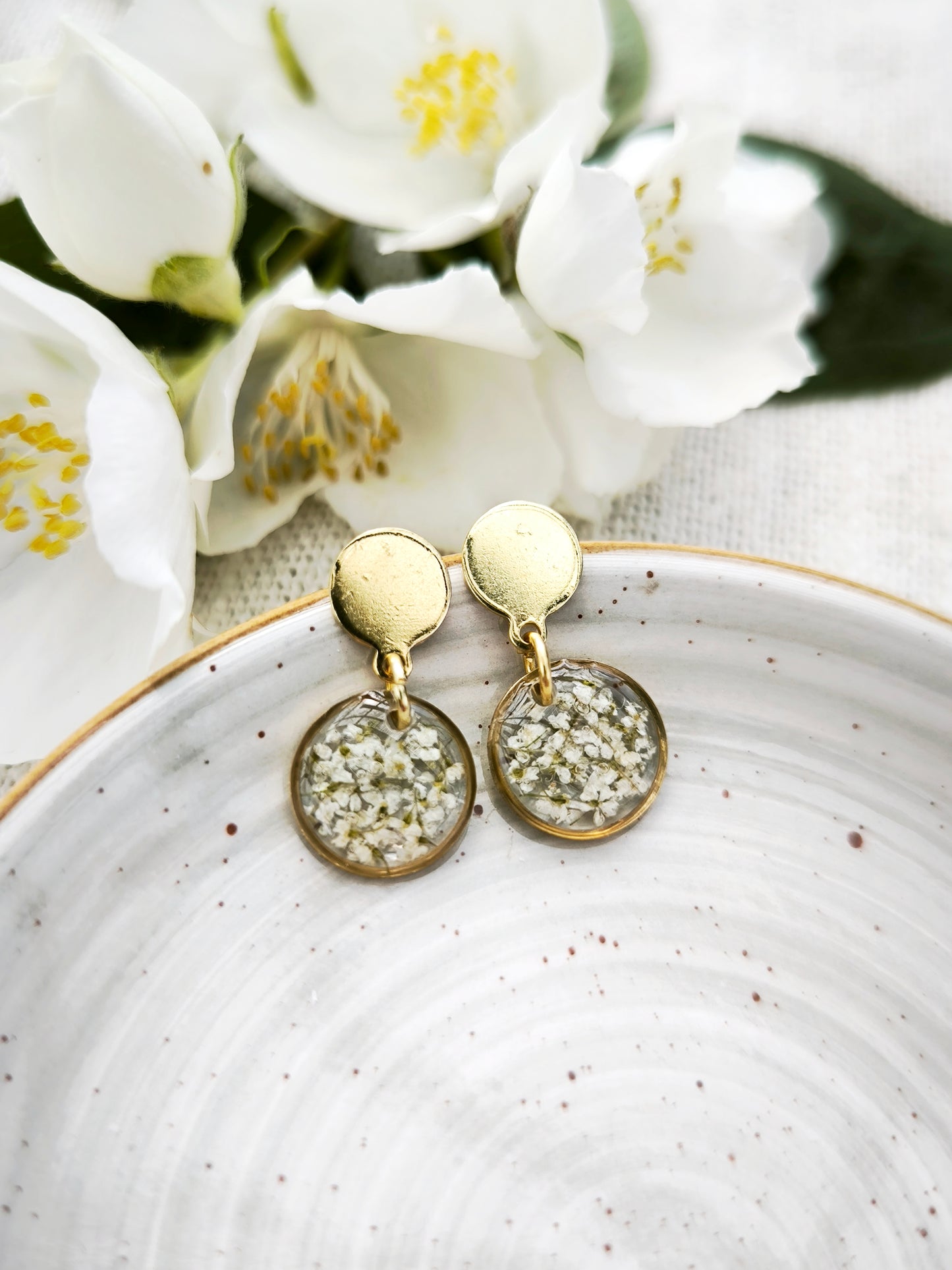 Mini Boucles d’oreilles fleuries - rondes  -  acier doré - divers coloris