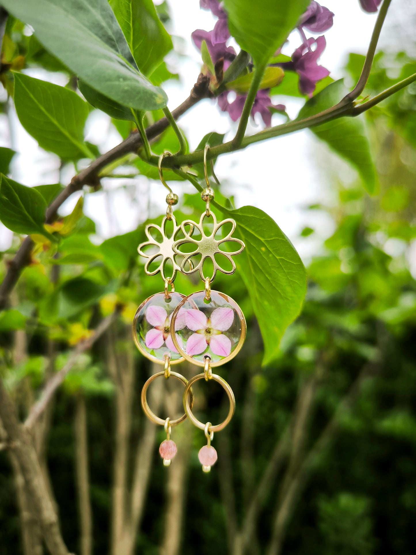 Boucles d’oreilles rondes -fleurs blanches ou roses & pierre naturelle - acier doré