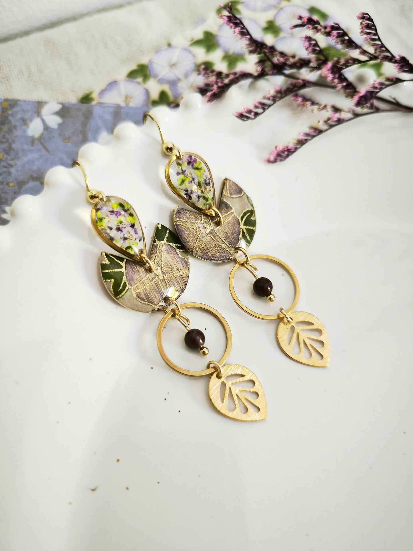 Boucles d’oreilles florales en acier doré – Fleur de carotte & améthyste