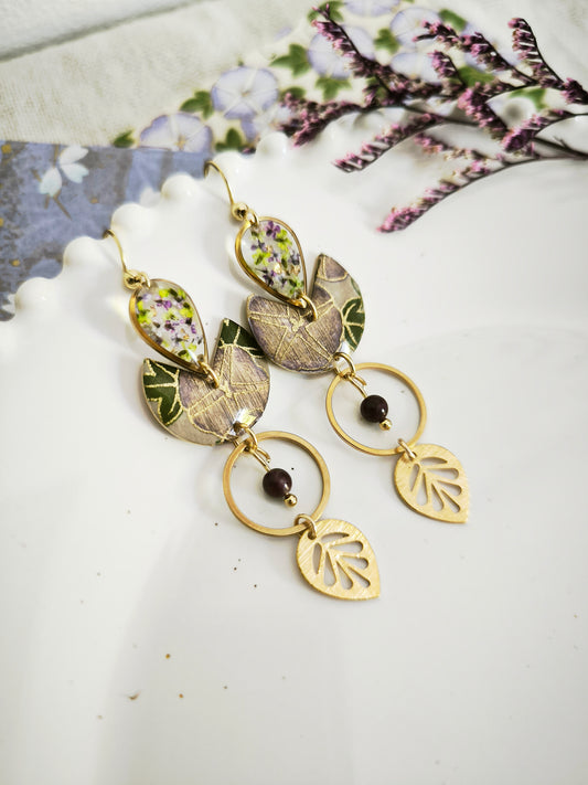 Boucles d’oreilles florales en acier doré – Fleur de carotte & améthyste