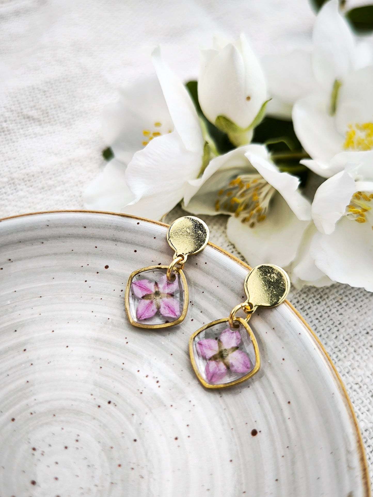 Mini Boucles d’oreilles fleuries - carré -  acier doré